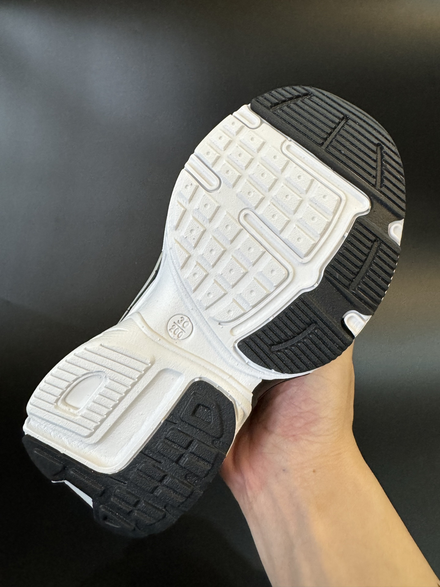 图片[8]-NIKE 耐克V2K RUN旋钮扣童鞋老爹鞋 宝妈们一定要给 宝儿们试试这款NK网面旋转纽扣运动鞋👇🏻免系带设计对小朋友太友好了😍橡胶鞋底防滑耐磨✅满足宝贝好动需求👏🏻家有幼儿园、小学生一定要入！巨好穿 尺码26-37-选品中心