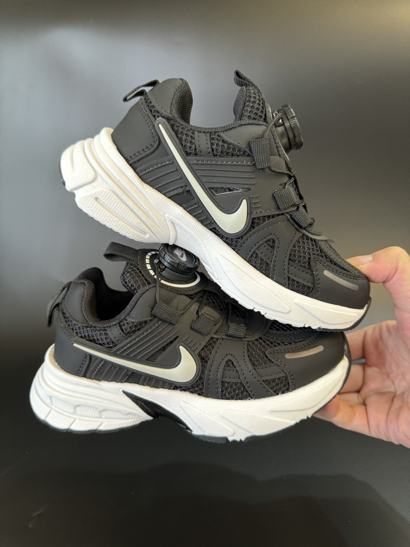 图片[9]-NIKE 耐克V2K RUN旋钮扣童鞋老爹鞋 宝妈们一定要给 宝儿们试试这款NK网面旋转纽扣运动鞋👇🏻免系带设计对小朋友太友好了😍橡胶鞋底防滑耐磨✅满足宝贝好动需求👏🏻家有幼儿园、小学生一定要入！巨好穿 尺码26-37-选品中心