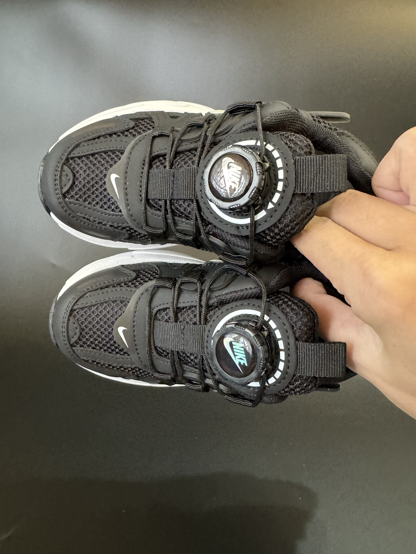 图片[2]-NIKE 耐克V2K RUN旋钮扣童鞋老爹鞋 宝妈们一定要给 宝儿们试试这款NK网面旋转纽扣运动鞋👇🏻免系带设计对小朋友太友好了😍橡胶鞋底防滑耐磨✅满足宝贝好动需求👏🏻家有幼儿园、小学生一定要入！巨好穿 尺码26-37-选品中心