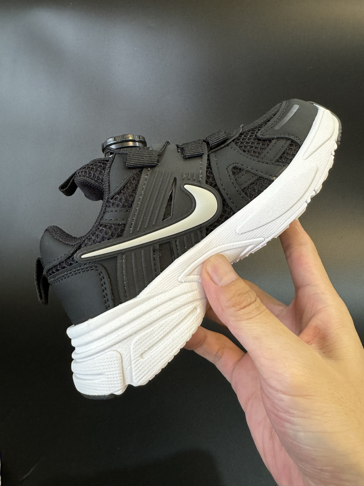图片[5]-NIKE 耐克V2K RUN旋钮扣童鞋老爹鞋 宝妈们一定要给 宝儿们试试这款NK网面旋转纽扣运动鞋👇🏻免系带设计对小朋友太友好了😍橡胶鞋底防滑耐磨✅满足宝贝好动需求👏🏻家有幼儿园、小学生一定要入！巨好穿 尺码26-37-选品中心