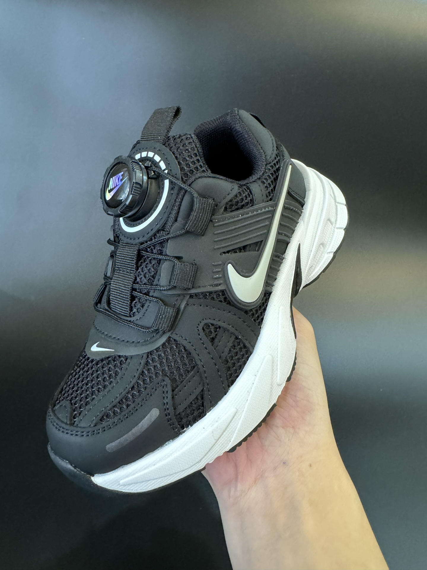 图片[3]-NIKE 耐克V2K RUN旋钮扣童鞋老爹鞋 宝妈们一定要给 宝儿们试试这款NK网面旋转纽扣运动鞋👇🏻免系带设计对小朋友太友好了😍橡胶鞋底防滑耐磨✅满足宝贝好动需求👏🏻家有幼儿园、小学生一定要入！巨好穿 尺码26-37-选品中心