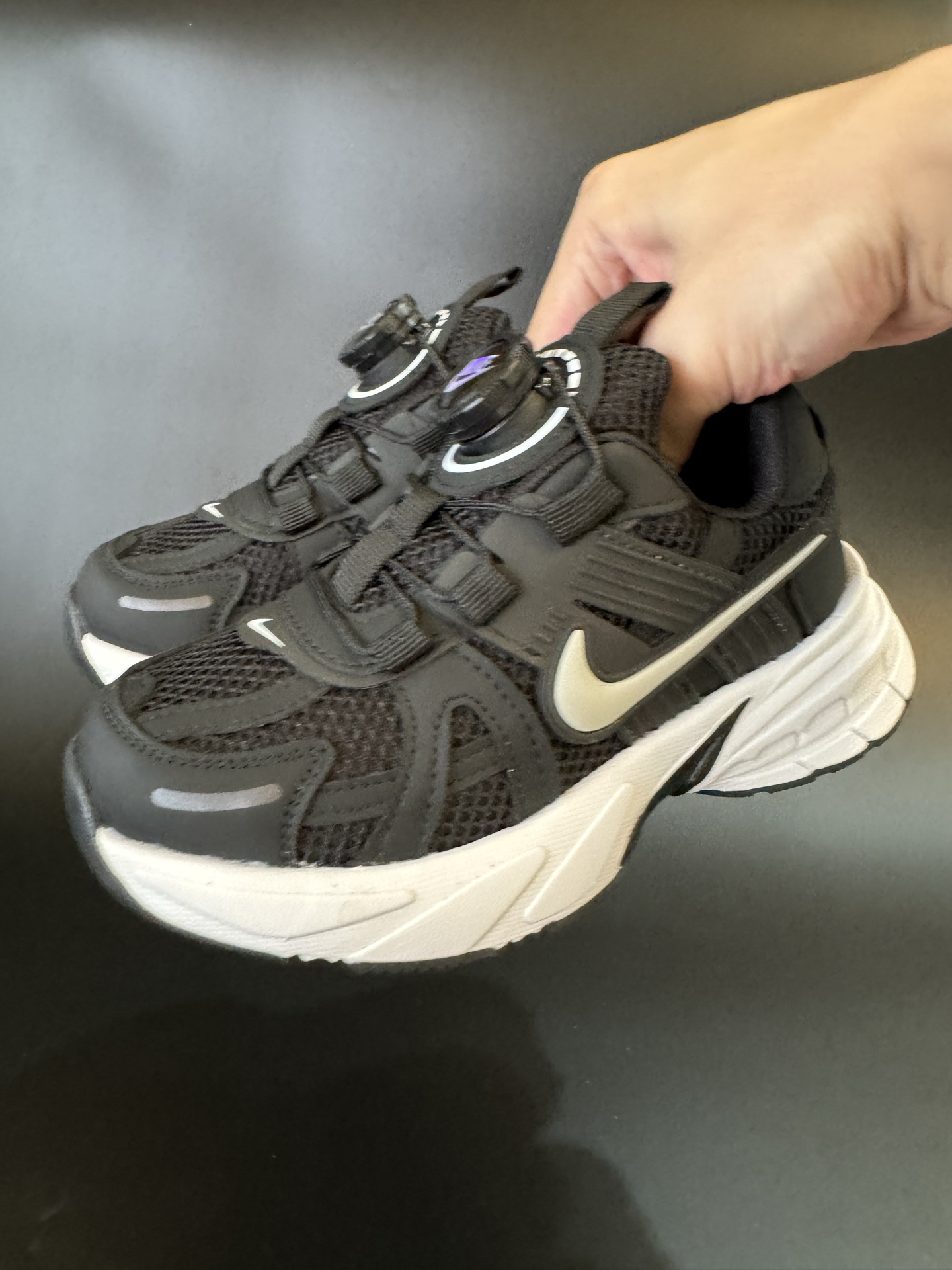 耐克V2K 旋钮扣童鞋老爹鞋26-37 这款NK网面旋转纽扣运动鞋👇🏻免系带设计对小朋友太友好了😍橡胶鞋底防滑耐磨✅满足宝贝好动需求-选品中心