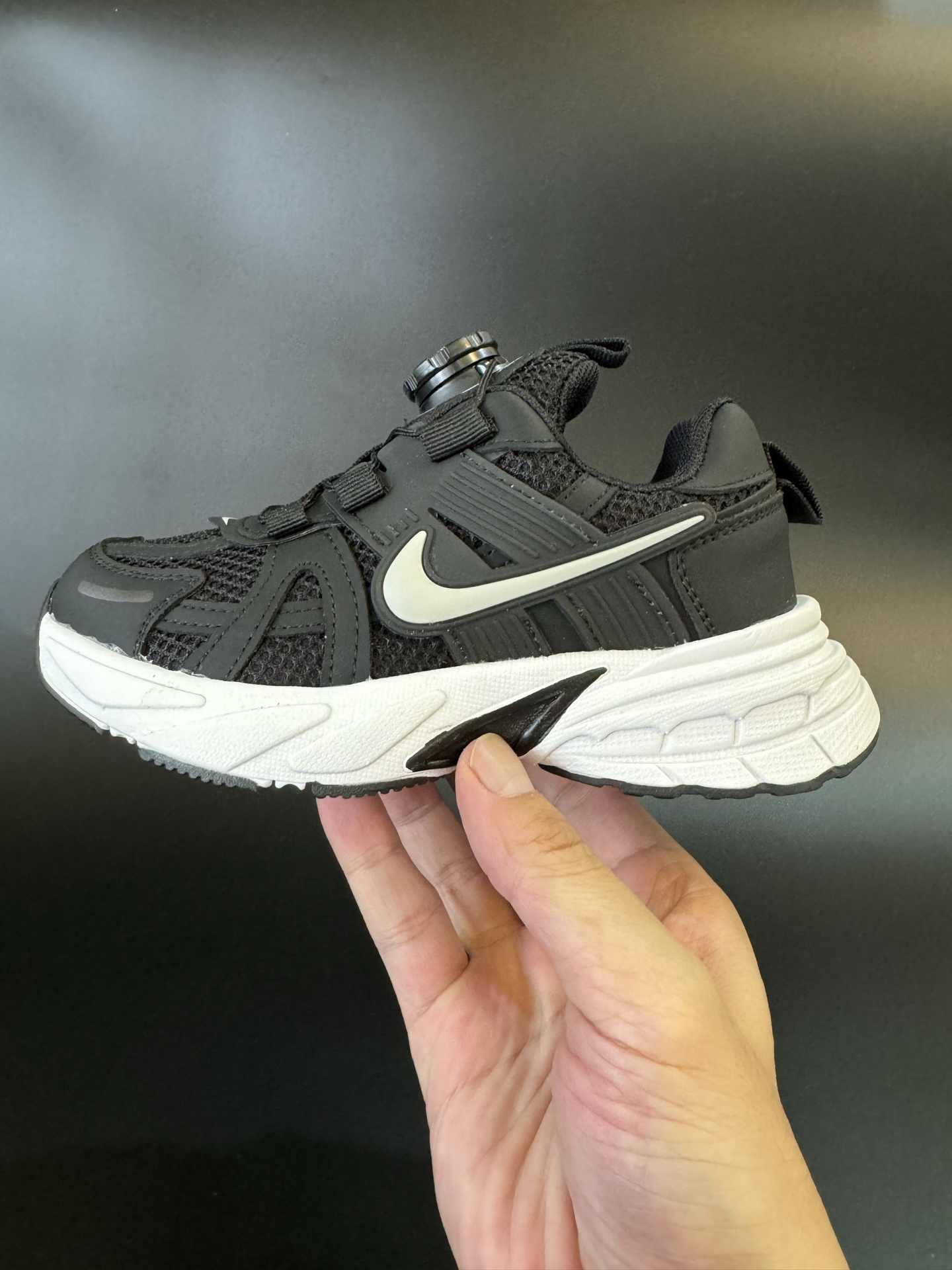 图片[4]-NIKE 耐克V2K RUN旋钮扣童鞋老爹鞋 宝妈们一定要给 宝儿们试试这款NK网面旋转纽扣运动鞋👇🏻免系带设计对小朋友太友好了😍橡胶鞋底防滑耐磨✅满足宝贝好动需求👏🏻家有幼儿园、小学生一定要入！巨好穿 尺码26-37-选品中心