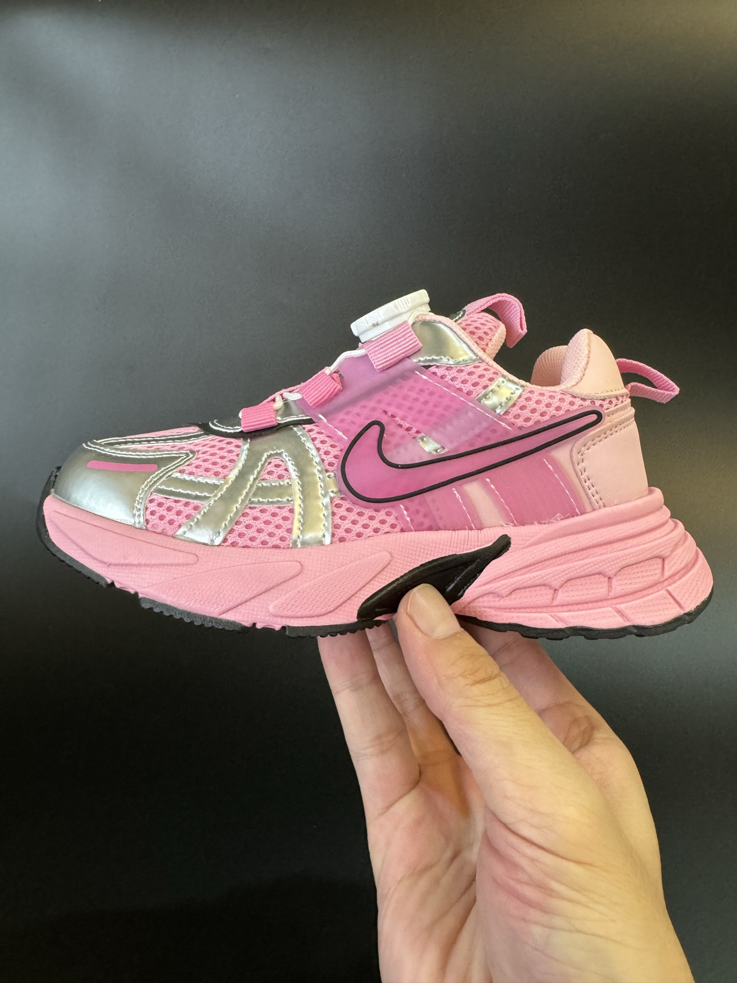 图片[4]-NIKE 耐克V2K RUN旋钮扣童鞋老爹鞋 宝妈们一定要给 宝儿们试试这款NK网面旋转纽扣运动鞋👇🏻免系带设计对小朋友太友好了😍橡胶鞋底防滑耐磨✅满足宝贝好动需求👏🏻家有幼儿园、小学生一定要入！巨好穿 尺码26-37-选品中心