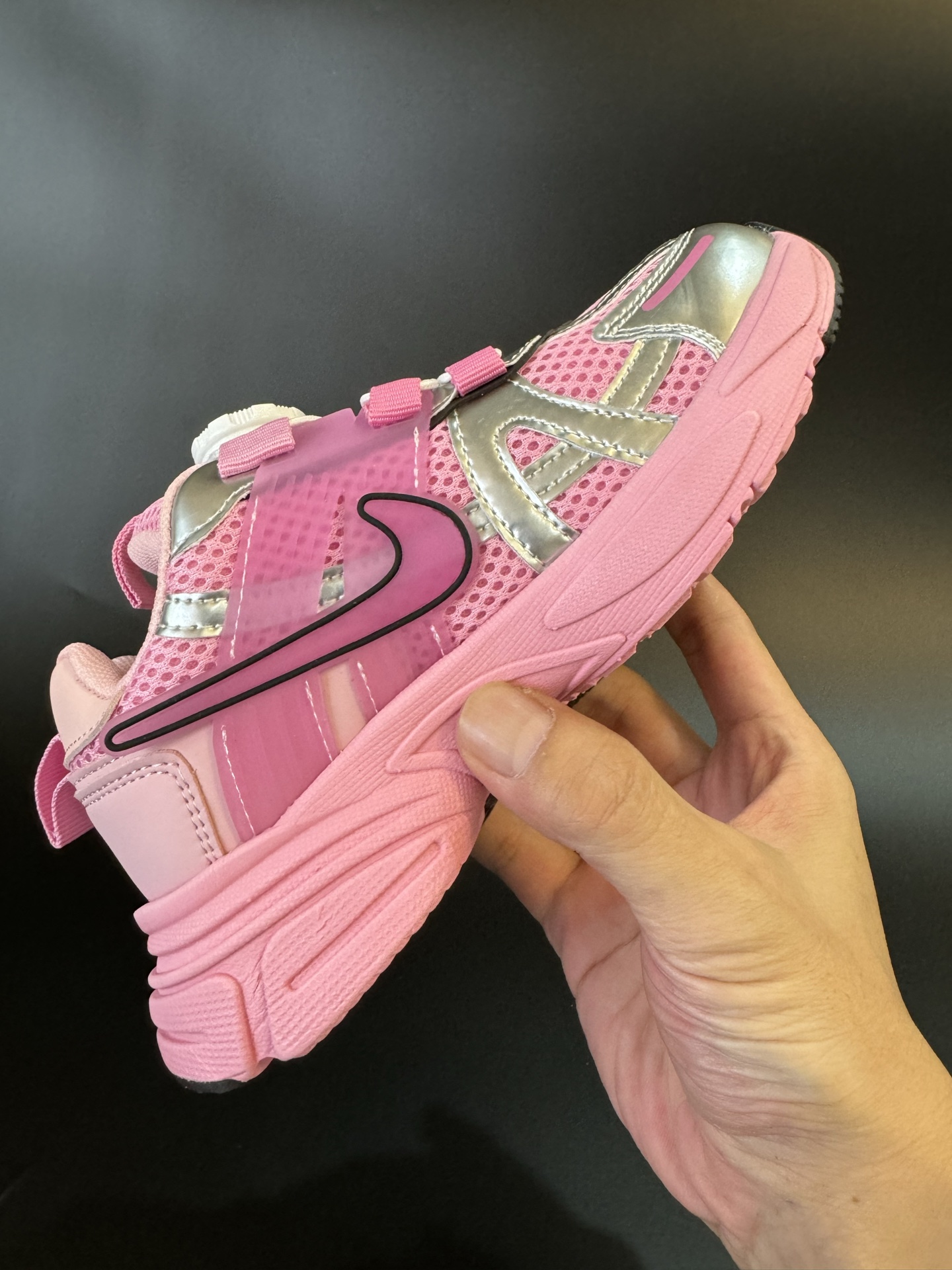 图片[5]-NIKE 耐克V2K RUN旋钮扣童鞋老爹鞋 宝妈们一定要给 宝儿们试试这款NK网面旋转纽扣运动鞋👇🏻免系带设计对小朋友太友好了😍橡胶鞋底防滑耐磨✅满足宝贝好动需求👏🏻家有幼儿园、小学生一定要入！巨好穿 尺码26-37-选品中心