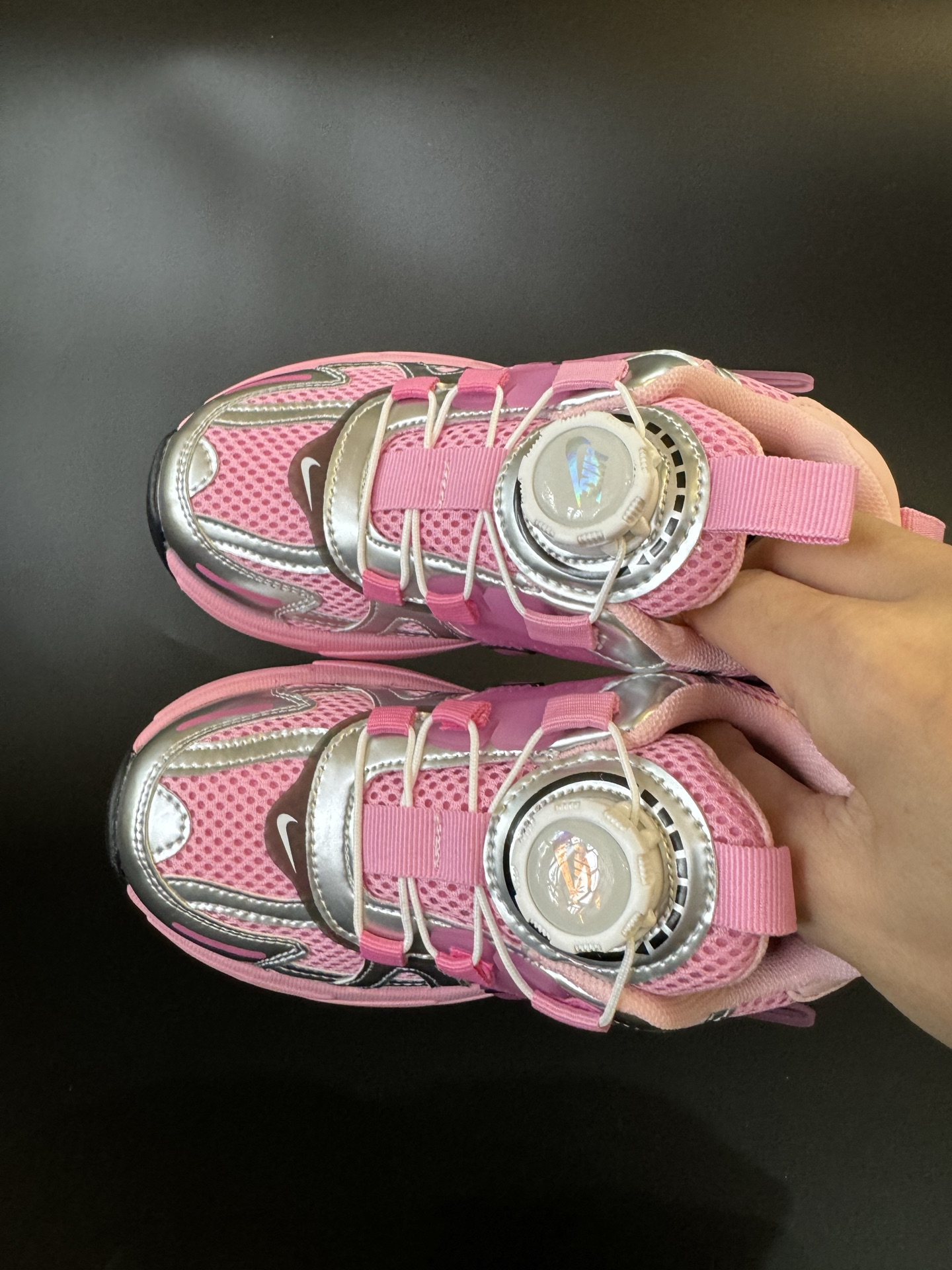 图片[2]-NIKE 耐克V2K RUN旋钮扣童鞋老爹鞋 宝妈们一定要给 宝儿们试试这款NK网面旋转纽扣运动鞋👇🏻免系带设计对小朋友太友好了😍橡胶鞋底防滑耐磨✅满足宝贝好动需求👏🏻家有幼儿园、小学生一定要入！巨好穿 尺码26-37-选品中心