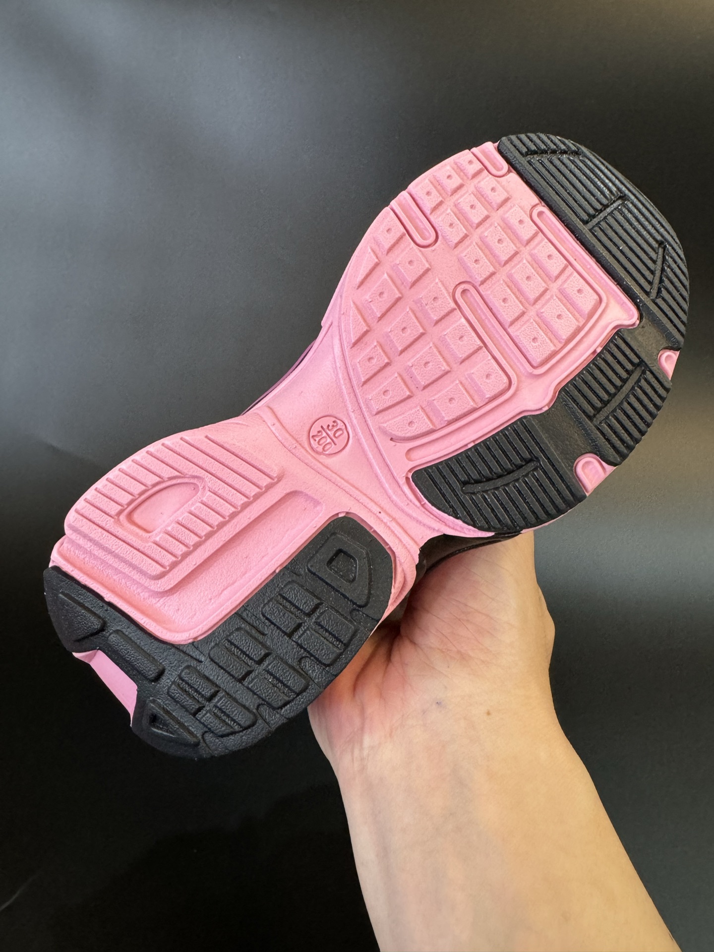 图片[8]-NIKE 耐克V2K RUN旋钮扣童鞋老爹鞋 宝妈们一定要给 宝儿们试试这款NK网面旋转纽扣运动鞋👇🏻免系带设计对小朋友太友好了😍橡胶鞋底防滑耐磨✅满足宝贝好动需求👏🏻家有幼儿园、小学生一定要入！巨好穿 尺码26-37-选品中心