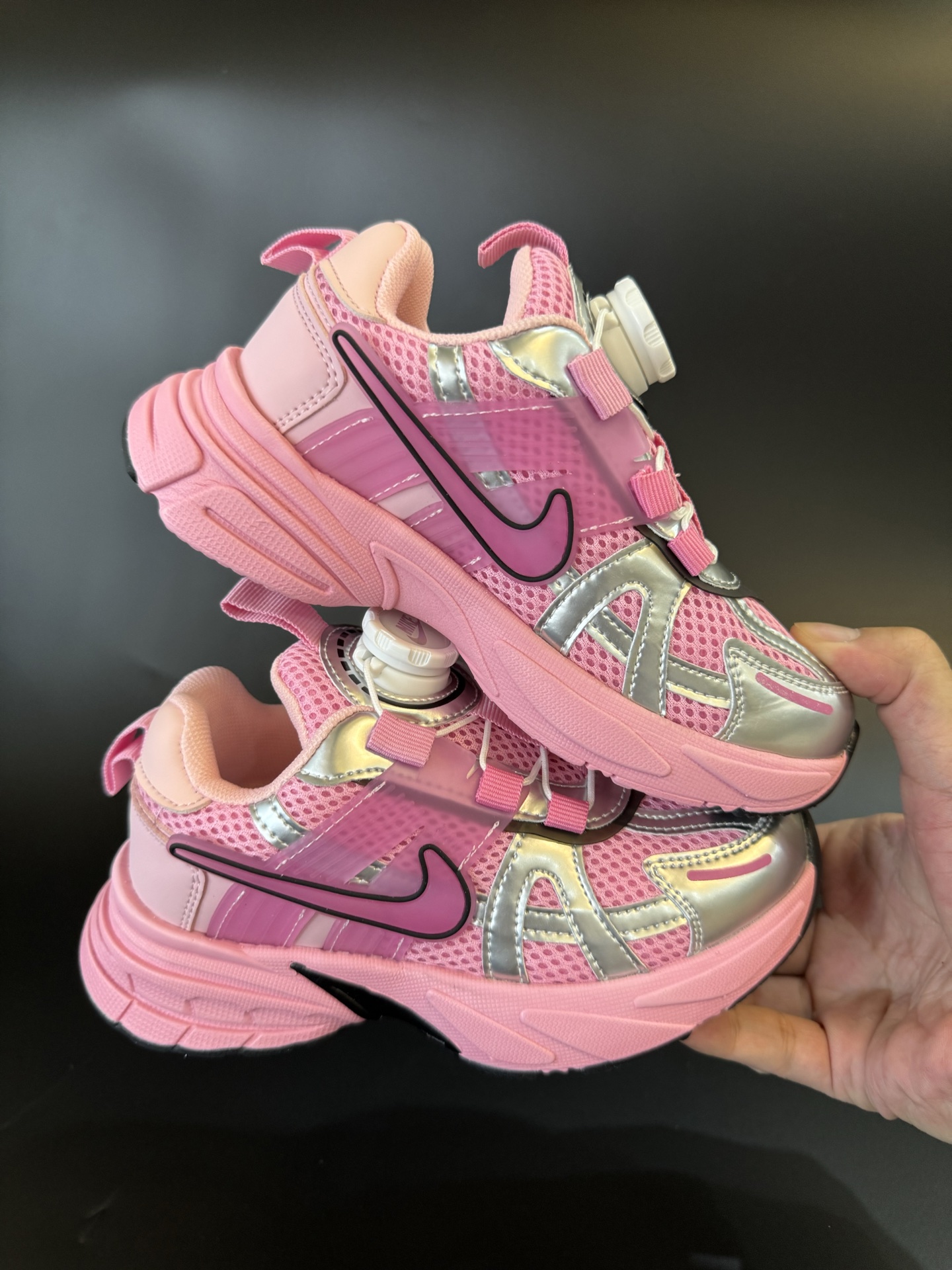 图片[9]-NIKE 耐克V2K RUN旋钮扣童鞋老爹鞋 宝妈们一定要给 宝儿们试试这款NK网面旋转纽扣运动鞋👇🏻免系带设计对小朋友太友好了😍橡胶鞋底防滑耐磨✅满足宝贝好动需求👏🏻家有幼儿园、小学生一定要入！巨好穿 尺码26-37-选品中心