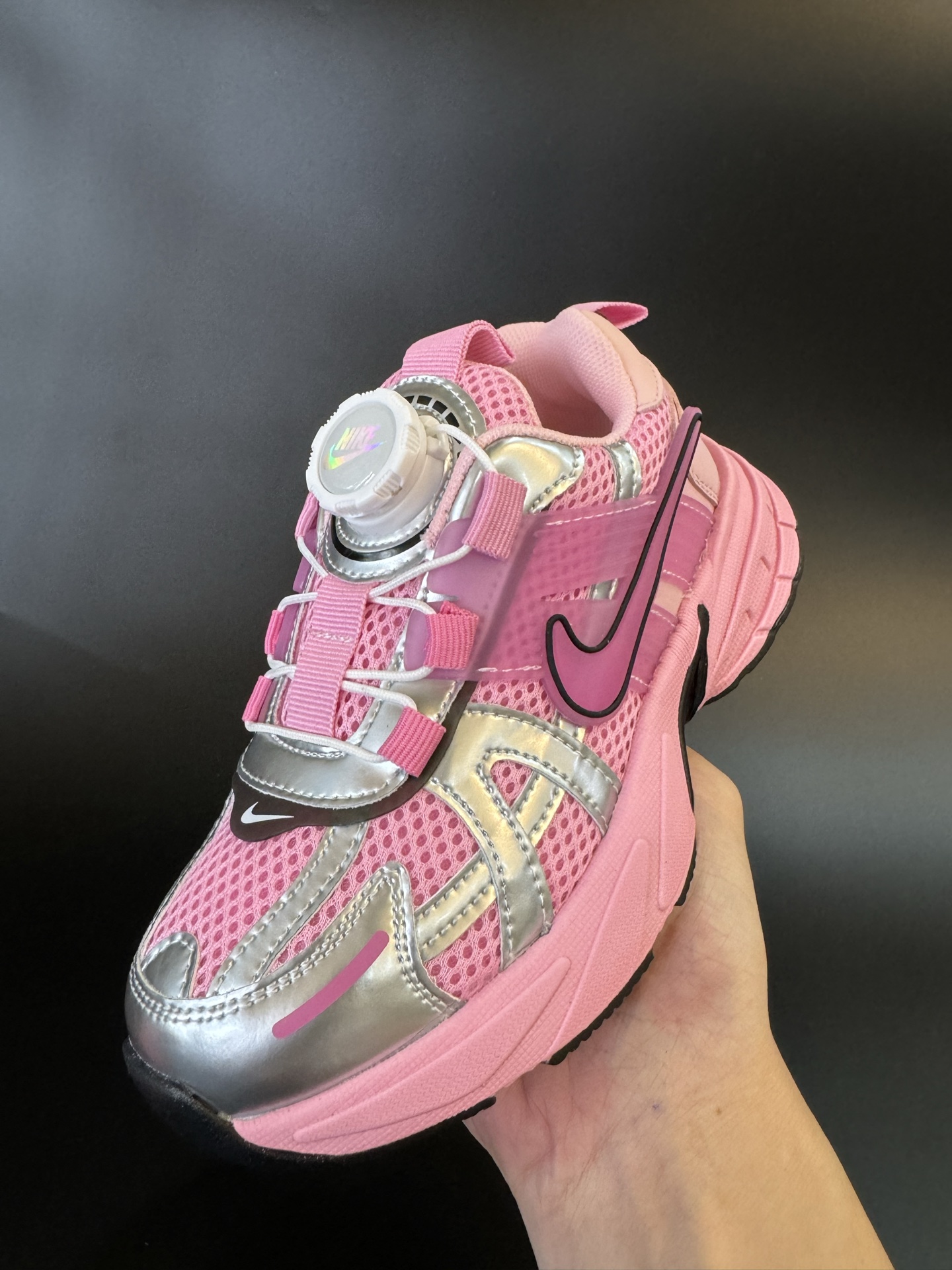 图片[3]-NIKE 耐克V2K RUN旋钮扣童鞋老爹鞋 宝妈们一定要给 宝儿们试试这款NK网面旋转纽扣运动鞋👇🏻免系带设计对小朋友太友好了😍橡胶鞋底防滑耐磨✅满足宝贝好动需求👏🏻家有幼儿园、小学生一定要入！巨好穿 尺码26-37-选品中心