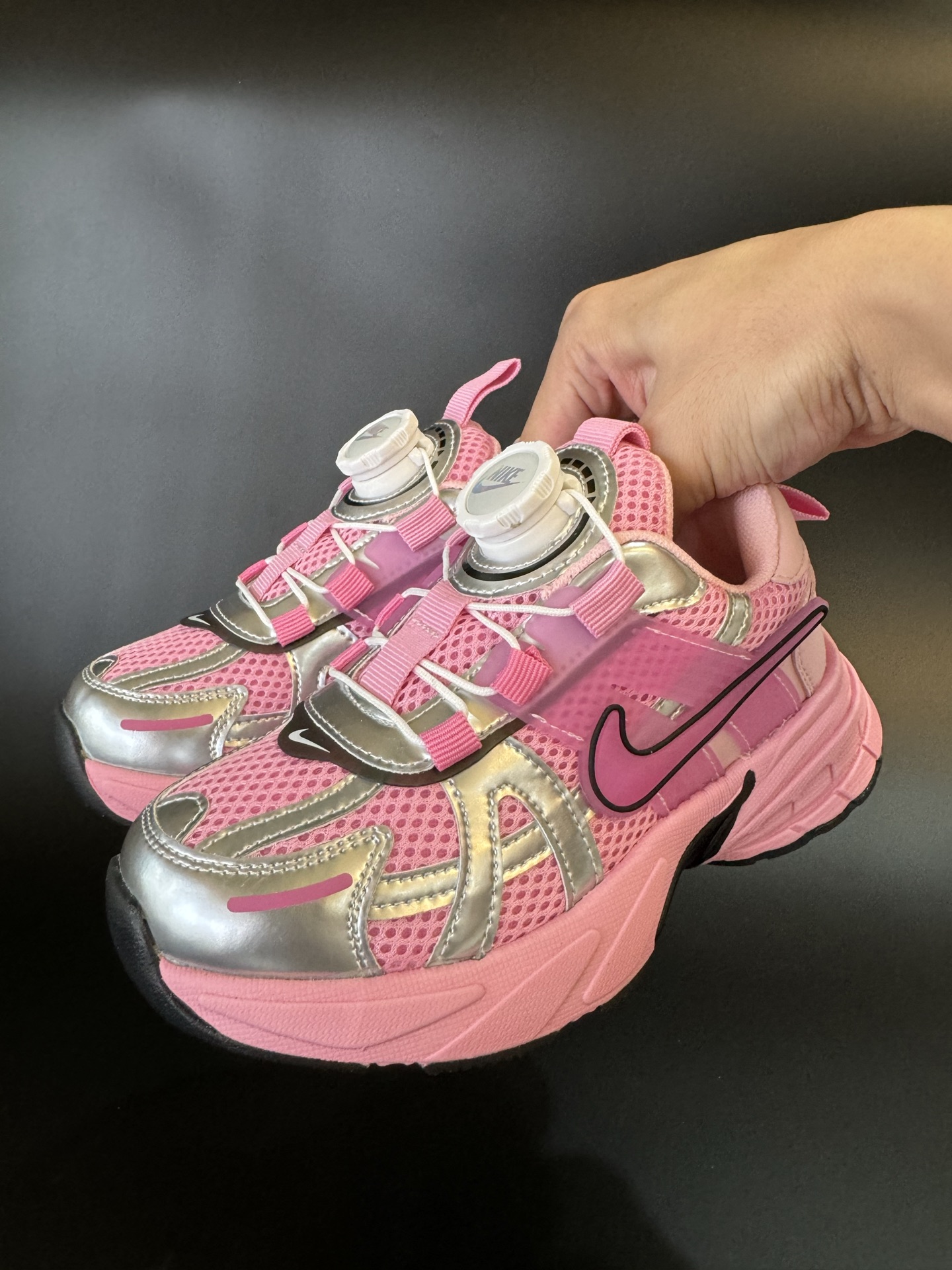 耐克V2K 旋钮扣童鞋老爹鞋26-37 这款NK网面旋转纽扣运动鞋👇🏻免系带设计对小朋友太友好了😍橡胶鞋底防滑耐磨✅满足宝贝好动需求-选品中心