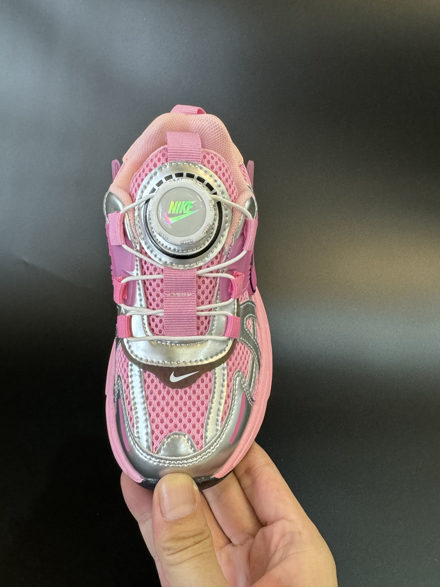 图片[6]-NIKE 耐克V2K RUN旋钮扣童鞋老爹鞋 宝妈们一定要给 宝儿们试试这款NK网面旋转纽扣运动鞋👇🏻免系带设计对小朋友太友好了😍橡胶鞋底防滑耐磨✅满足宝贝好动需求👏🏻家有幼儿园、小学生一定要入！巨好穿 尺码26-37-选品中心