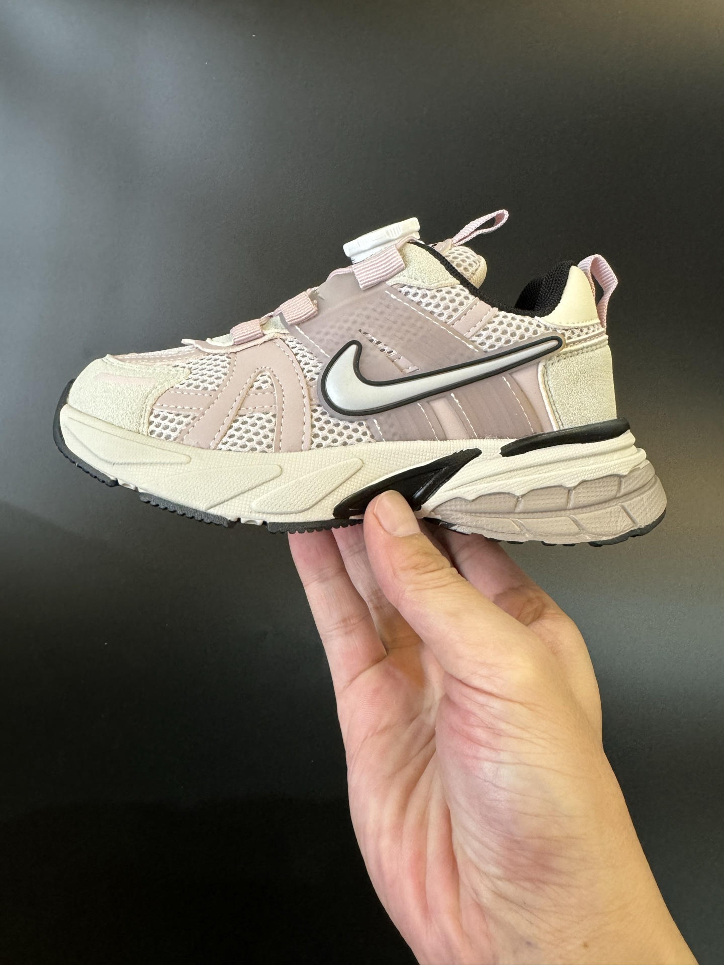 图片[4]-NIKE 耐克V2K RUN旋钮扣童鞋老爹鞋 宝妈们一定要给 宝儿们试试这款NK网面旋转纽扣运动鞋👇🏻免系带设计对小朋友太友好了😍橡胶鞋底防滑耐磨✅满足宝贝好动需求👏🏻家有幼儿园、小学生一定要入！巨好穿 尺码26-37-选品中心