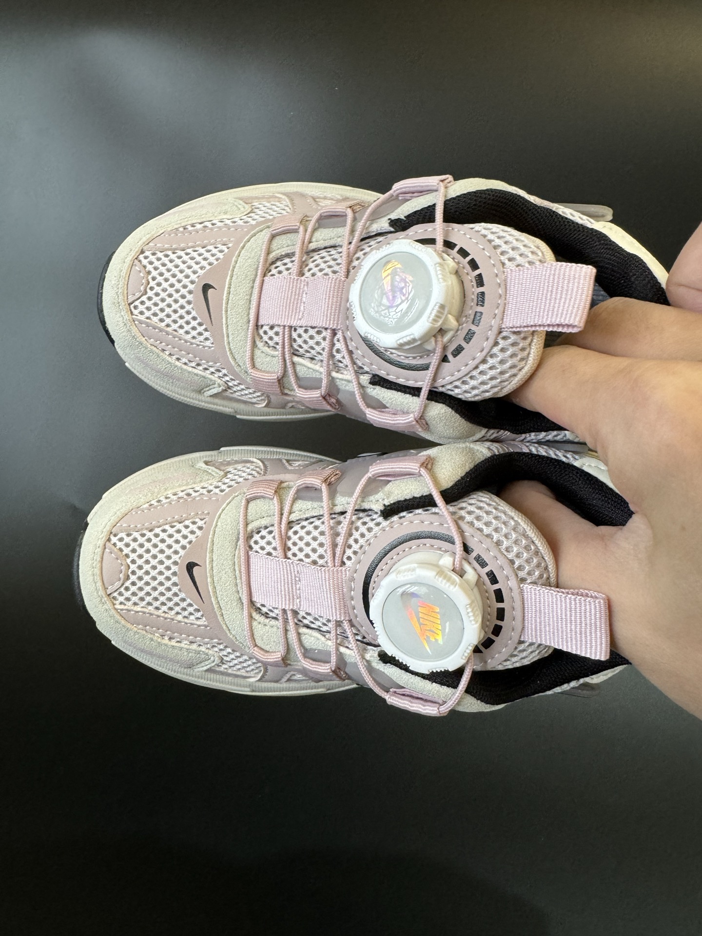 图片[2]-NIKE 耐克V2K RUN旋钮扣童鞋老爹鞋 宝妈们一定要给 宝儿们试试这款NK网面旋转纽扣运动鞋👇🏻免系带设计对小朋友太友好了😍橡胶鞋底防滑耐磨✅满足宝贝好动需求👏🏻家有幼儿园、小学生一定要入！巨好穿 尺码26-37-选品中心