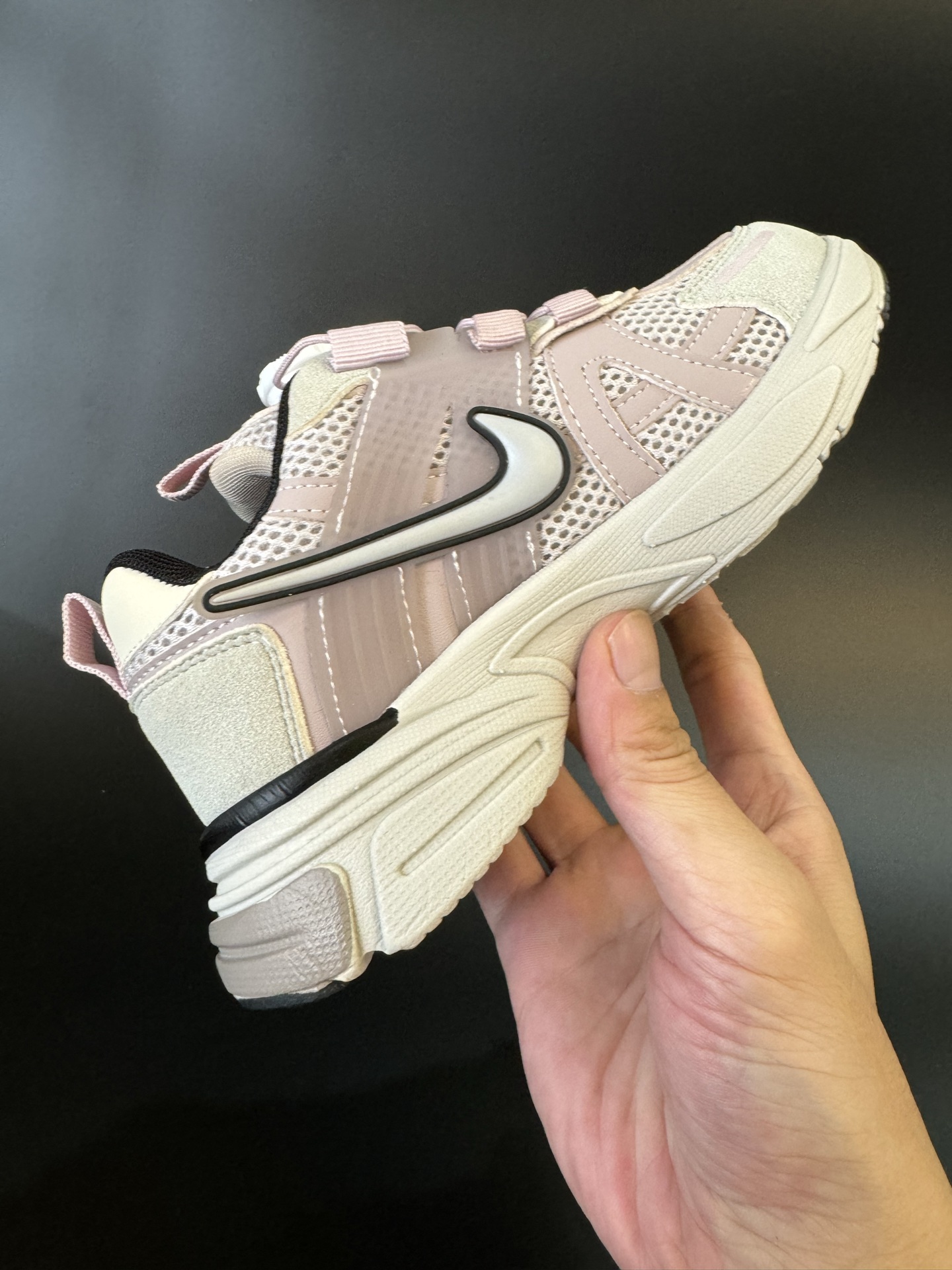图片[5]-NIKE 耐克V2K RUN旋钮扣童鞋老爹鞋 宝妈们一定要给 宝儿们试试这款NK网面旋转纽扣运动鞋👇🏻免系带设计对小朋友太友好了😍橡胶鞋底防滑耐磨✅满足宝贝好动需求👏🏻家有幼儿园、小学生一定要入！巨好穿 尺码26-37-选品中心