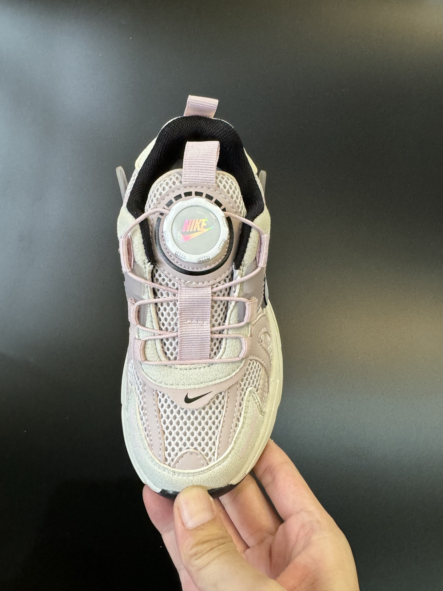 图片[6]-NIKE 耐克V2K RUN旋钮扣童鞋老爹鞋 宝妈们一定要给 宝儿们试试这款NK网面旋转纽扣运动鞋👇🏻免系带设计对小朋友太友好了😍橡胶鞋底防滑耐磨✅满足宝贝好动需求👏🏻家有幼儿园、小学生一定要入！巨好穿 尺码26-37-选品中心