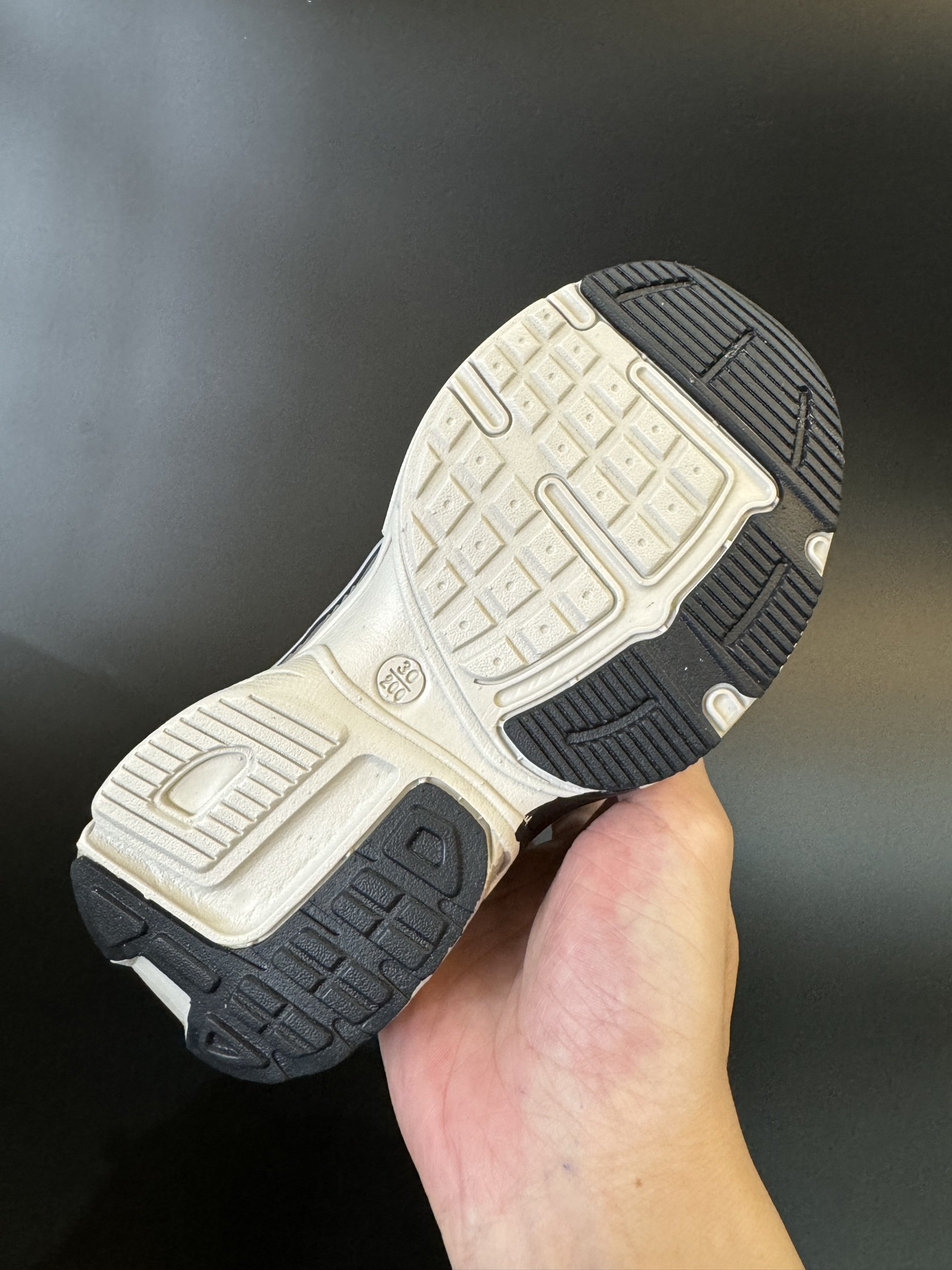 图片[8]-NIKE 耐克V2K RUN旋钮扣童鞋老爹鞋 宝妈们一定要给 宝儿们试试这款NK网面旋转纽扣运动鞋👇🏻免系带设计对小朋友太友好了😍橡胶鞋底防滑耐磨✅满足宝贝好动需求👏🏻家有幼儿园、小学生一定要入！巨好穿 尺码26-37-选品中心