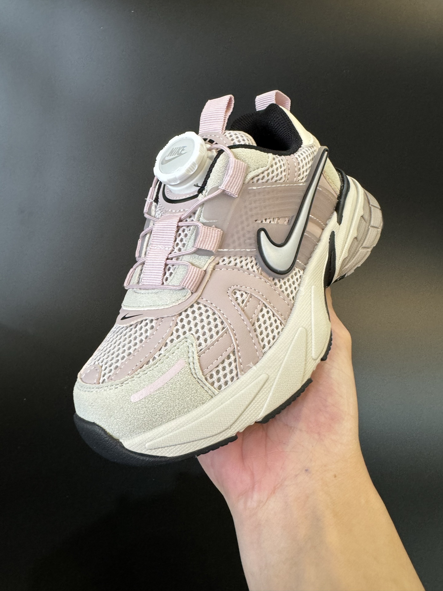 图片[3]-NIKE 耐克V2K RUN旋钮扣童鞋老爹鞋 宝妈们一定要给 宝儿们试试这款NK网面旋转纽扣运动鞋👇🏻免系带设计对小朋友太友好了😍橡胶鞋底防滑耐磨✅满足宝贝好动需求👏🏻家有幼儿园、小学生一定要入！巨好穿 尺码26-37-选品中心