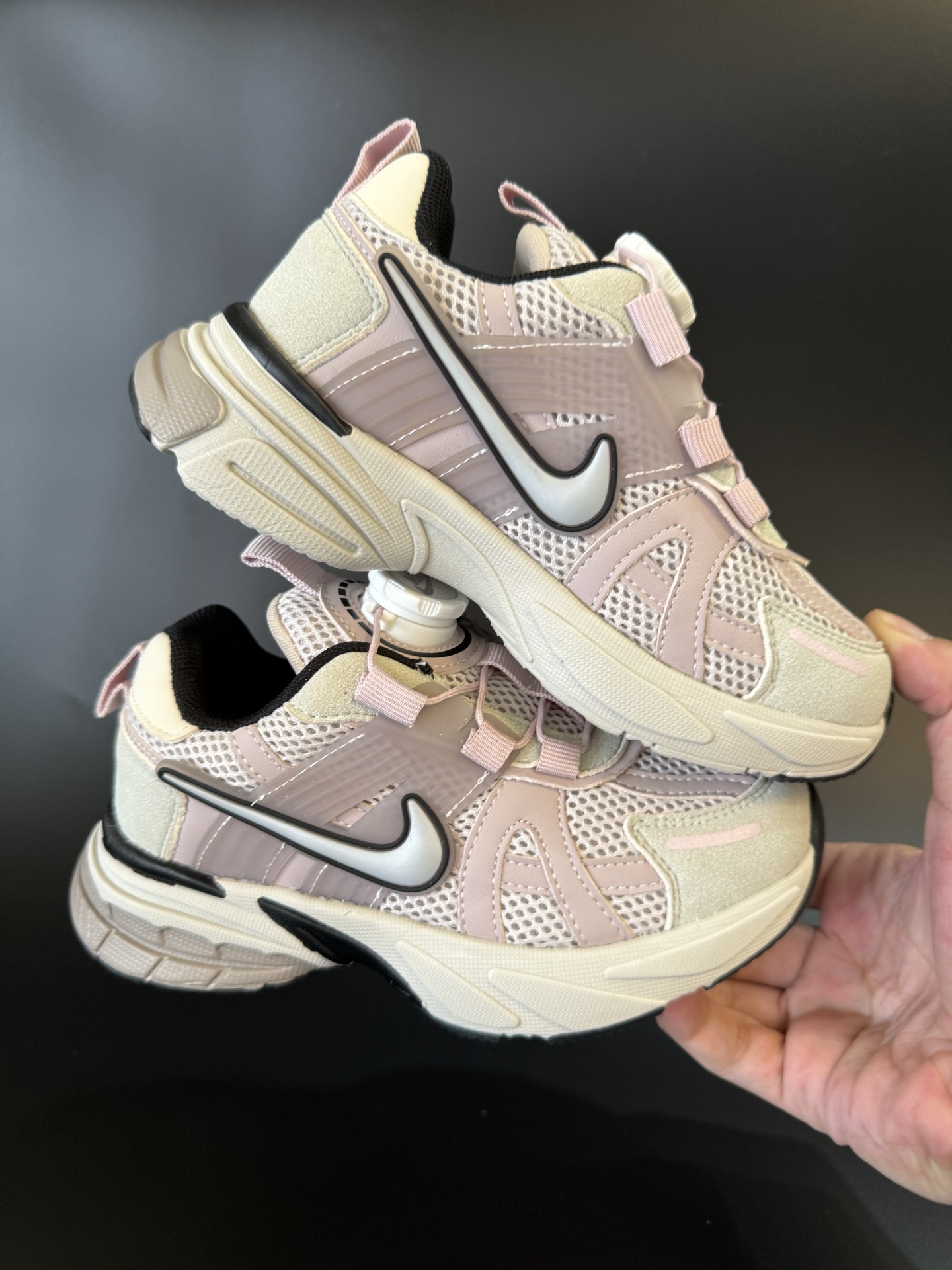 图片[9]-NIKE 耐克V2K RUN旋钮扣童鞋老爹鞋 宝妈们一定要给 宝儿们试试这款NK网面旋转纽扣运动鞋👇🏻免系带设计对小朋友太友好了😍橡胶鞋底防滑耐磨✅满足宝贝好动需求👏🏻家有幼儿园、小学生一定要入！巨好穿 尺码26-37-选品中心