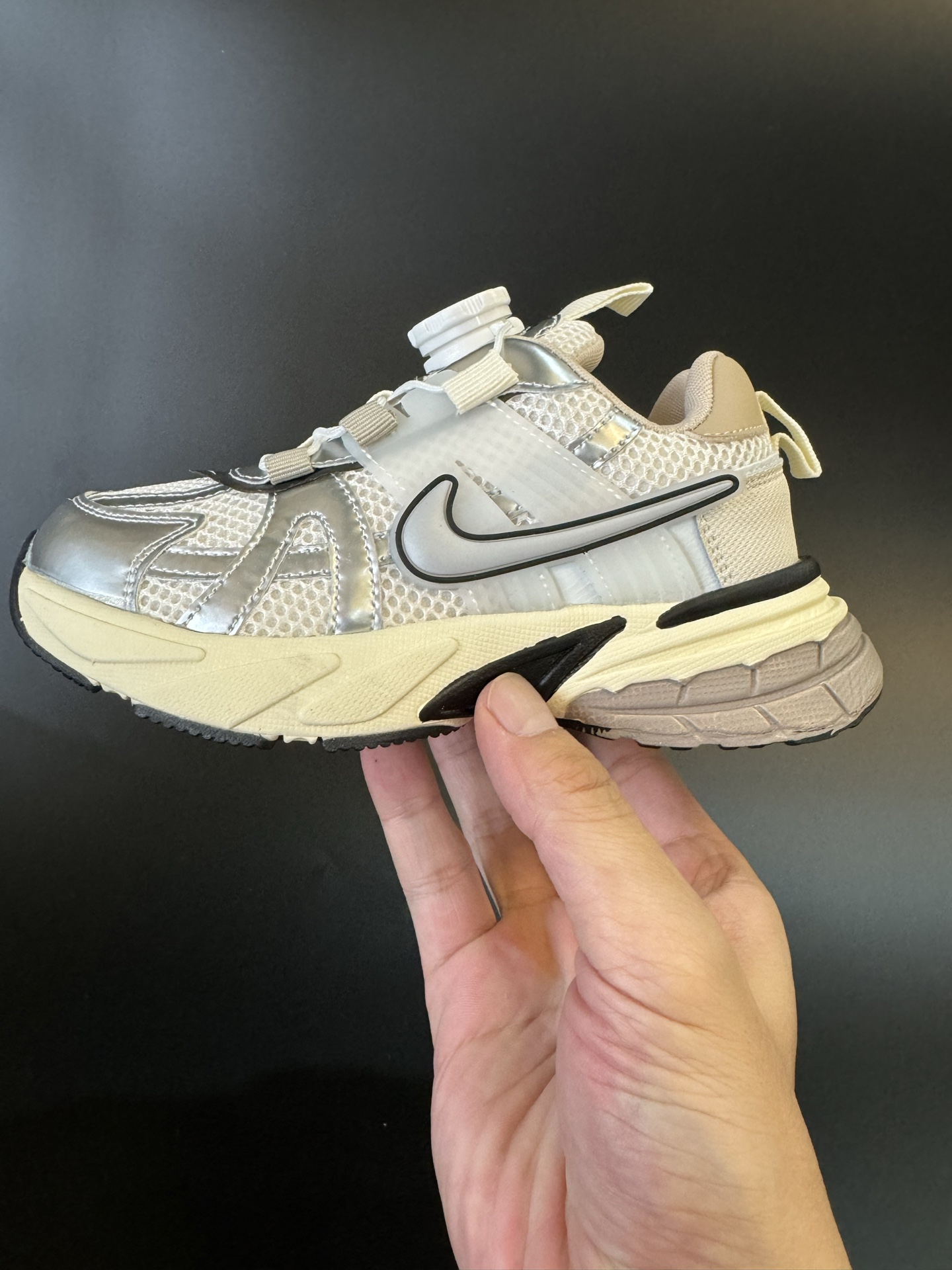 图片[4]-NIKE 耐克V2K RUN旋钮扣童鞋老爹鞋 宝妈们一定要给 宝儿们试试这款NK网面旋转纽扣运动鞋👇🏻免系带设计对小朋友太友好了😍橡胶鞋底防滑耐磨✅满足宝贝好动需求👏🏻家有幼儿园、小学生一定要入！巨好穿 尺码26-37-选品中心