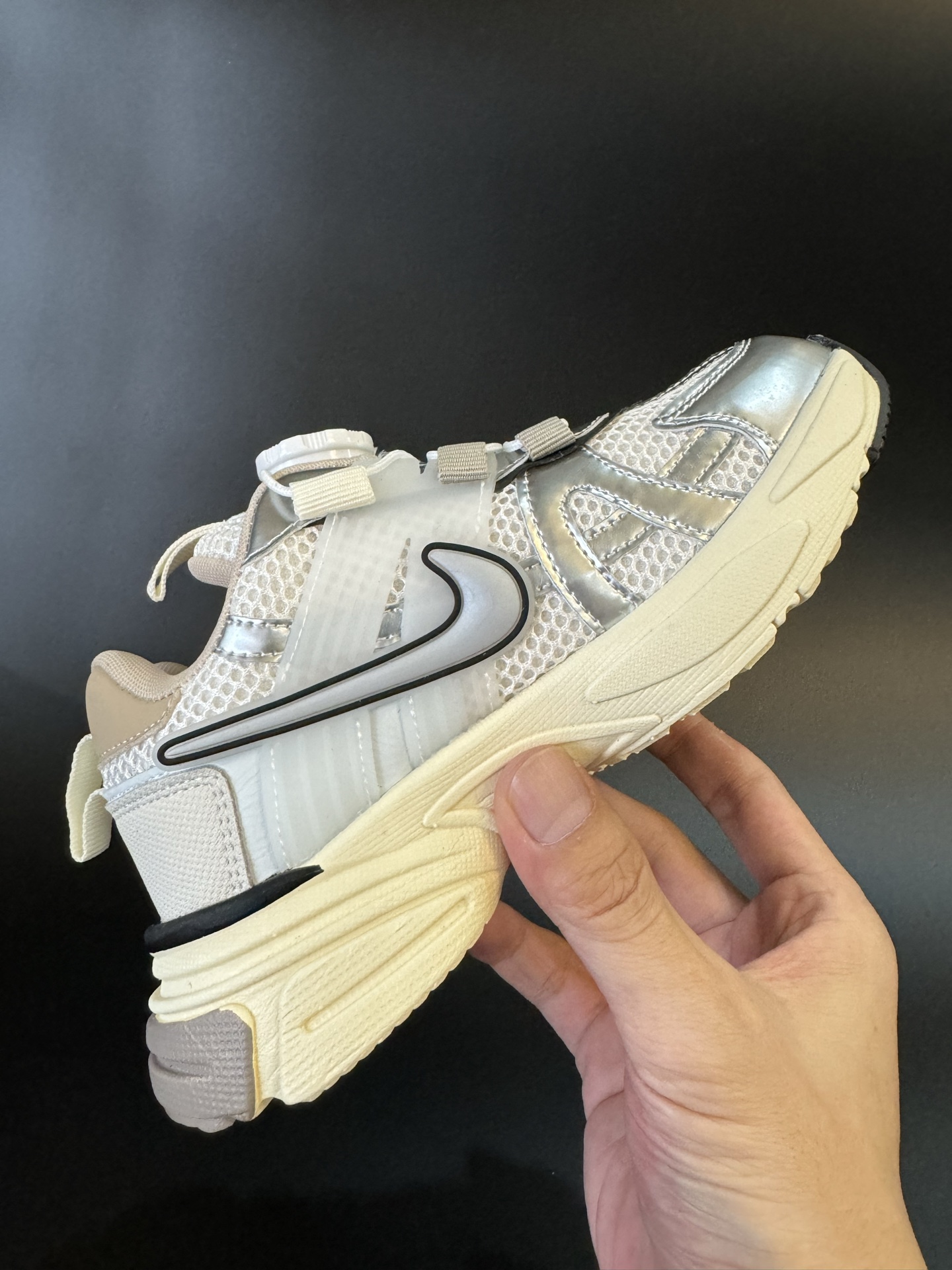 图片[5]-NIKE 耐克V2K RUN旋钮扣童鞋老爹鞋 宝妈们一定要给 宝儿们试试这款NK网面旋转纽扣运动鞋👇🏻免系带设计对小朋友太友好了😍橡胶鞋底防滑耐磨✅满足宝贝好动需求👏🏻家有幼儿园、小学生一定要入！巨好穿 尺码26-37-选品中心