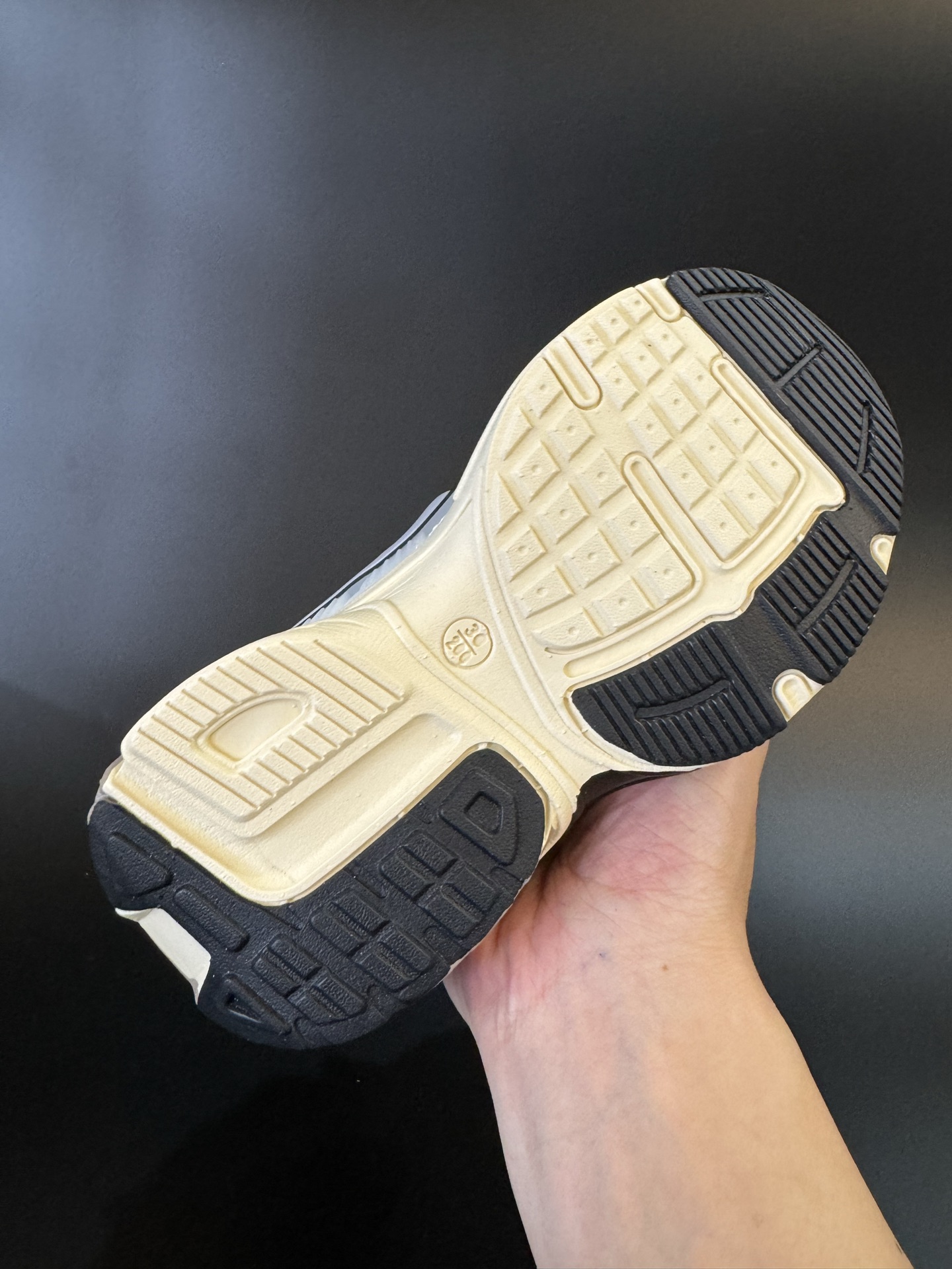 图片[8]-NIKE 耐克V2K RUN旋钮扣童鞋老爹鞋 宝妈们一定要给 宝儿们试试这款NK网面旋转纽扣运动鞋👇🏻免系带设计对小朋友太友好了😍橡胶鞋底防滑耐磨✅满足宝贝好动需求👏🏻家有幼儿园、小学生一定要入！巨好穿 尺码26-37-选品中心