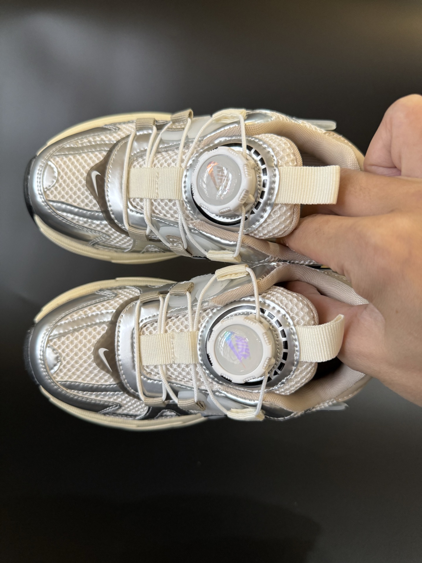 图片[2]-NIKE 耐克V2K RUN旋钮扣童鞋老爹鞋 宝妈们一定要给 宝儿们试试这款NK网面旋转纽扣运动鞋👇🏻免系带设计对小朋友太友好了😍橡胶鞋底防滑耐磨✅满足宝贝好动需求👏🏻家有幼儿园、小学生一定要入！巨好穿 尺码26-37-选品中心