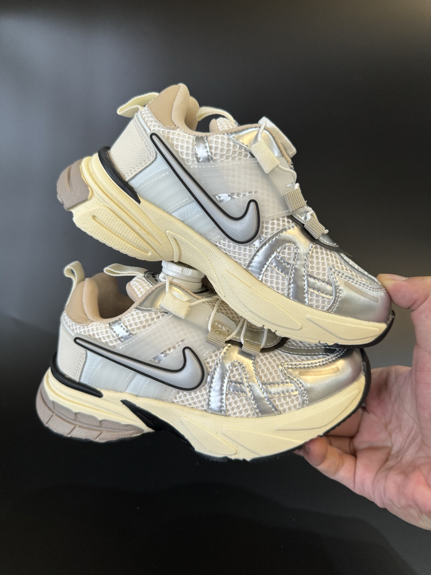 图片[9]-NIKE 耐克V2K RUN旋钮扣童鞋老爹鞋 宝妈们一定要给 宝儿们试试这款NK网面旋转纽扣运动鞋👇🏻免系带设计对小朋友太友好了😍橡胶鞋底防滑耐磨✅满足宝贝好动需求👏🏻家有幼儿园、小学生一定要入！巨好穿 尺码26-37-选品中心