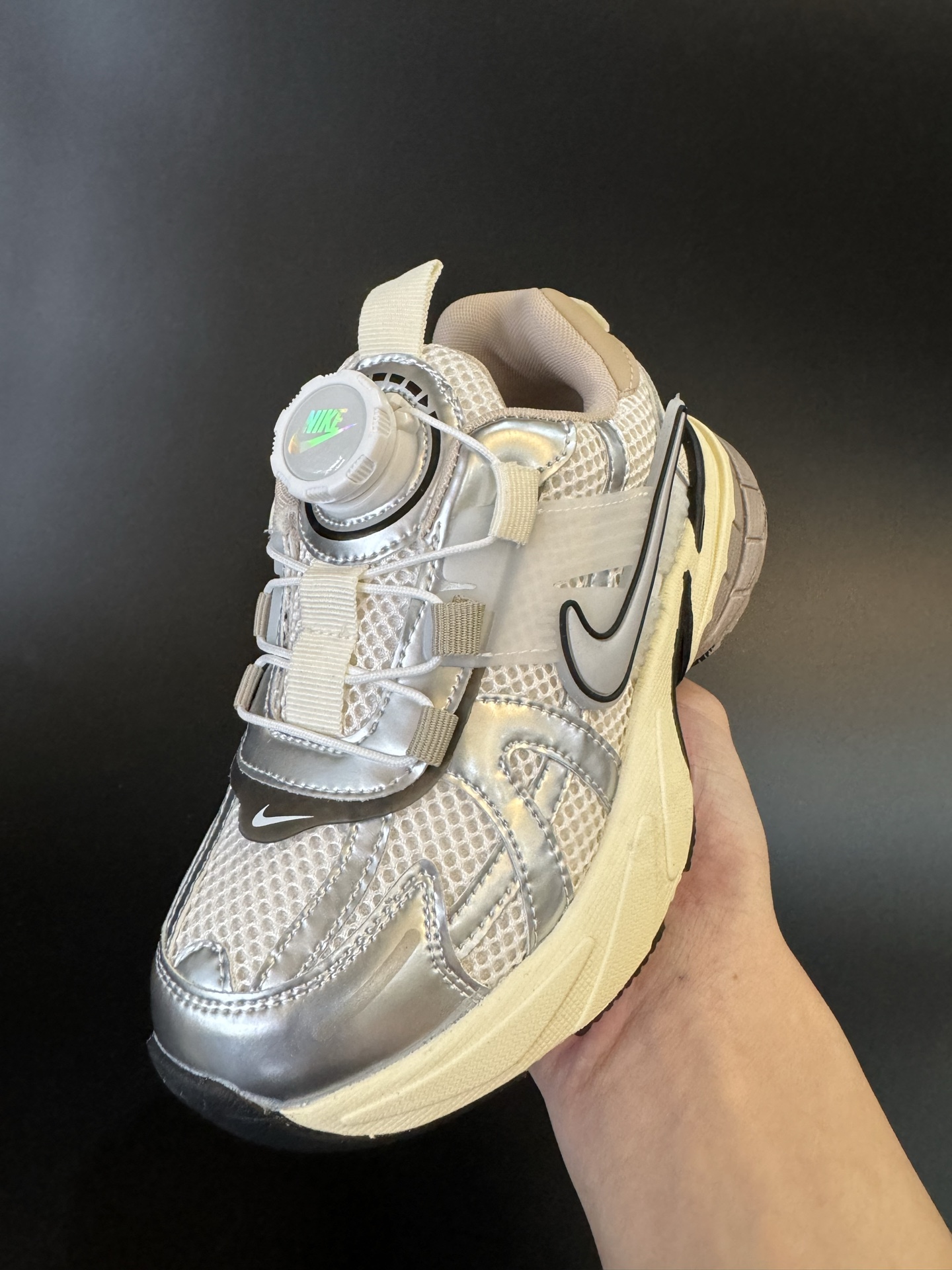 图片[3]-NIKE 耐克V2K RUN旋钮扣童鞋老爹鞋 宝妈们一定要给 宝儿们试试这款NK网面旋转纽扣运动鞋👇🏻免系带设计对小朋友太友好了😍橡胶鞋底防滑耐磨✅满足宝贝好动需求👏🏻家有幼儿园、小学生一定要入！巨好穿 尺码26-37-选品中心