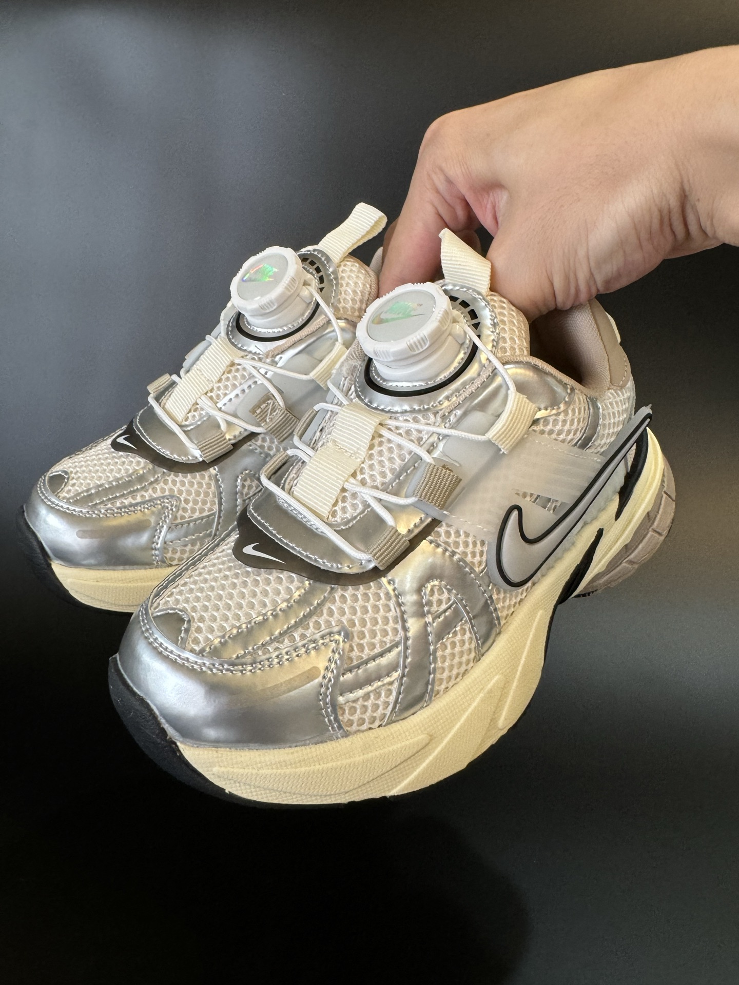 耐克V2K 旋钮扣童鞋老爹鞋26-37 这款NK网面旋转纽扣运动鞋👇🏻免系带设计对小朋友太友好了😍橡胶鞋底防滑耐磨✅满足宝贝好动需求-选品中心