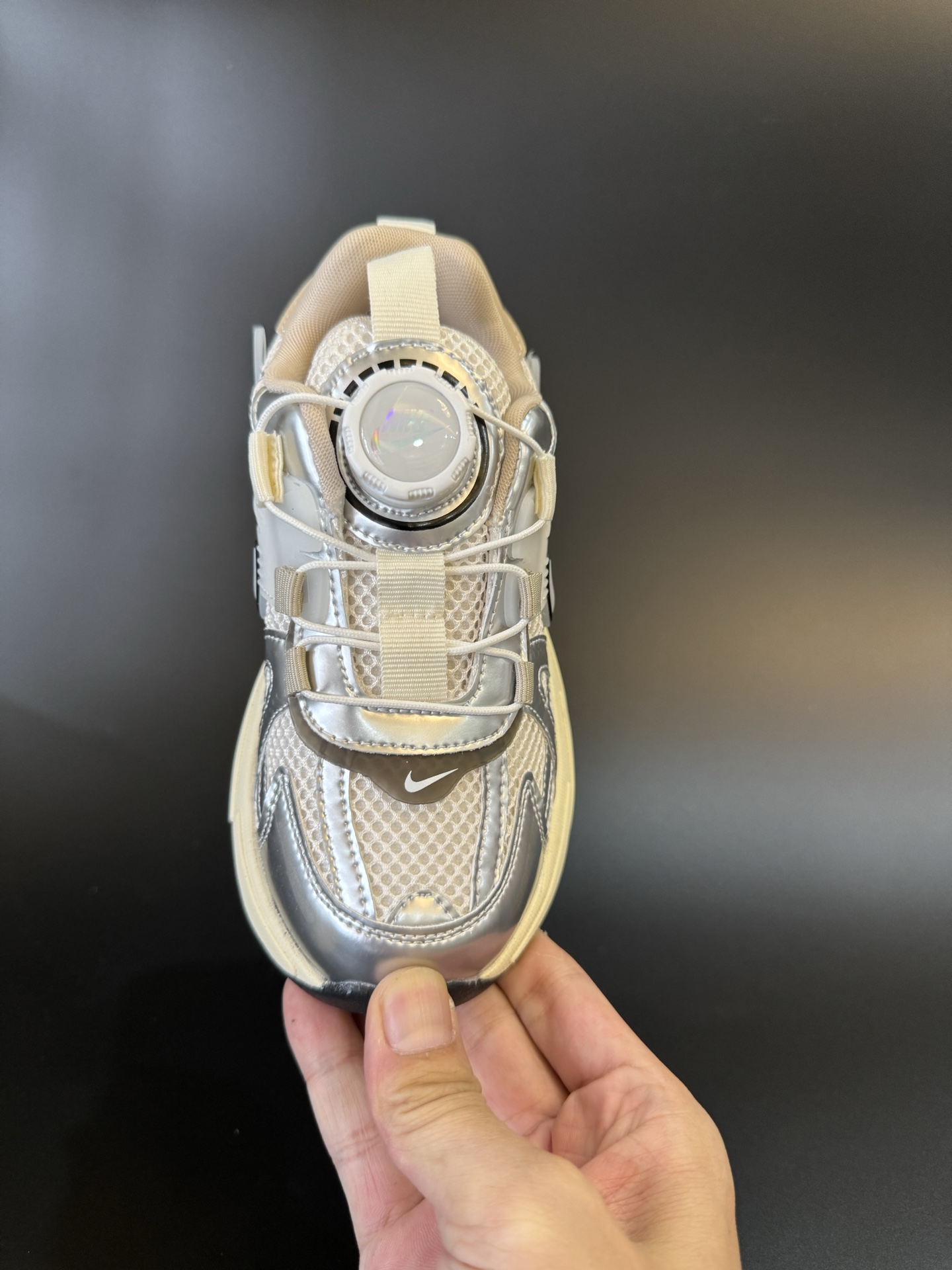 图片[6]-NIKE 耐克V2K RUN旋钮扣童鞋老爹鞋 宝妈们一定要给 宝儿们试试这款NK网面旋转纽扣运动鞋👇🏻免系带设计对小朋友太友好了😍橡胶鞋底防滑耐磨✅满足宝贝好动需求👏🏻家有幼儿园、小学生一定要入！巨好穿 尺码26-37-选品中心