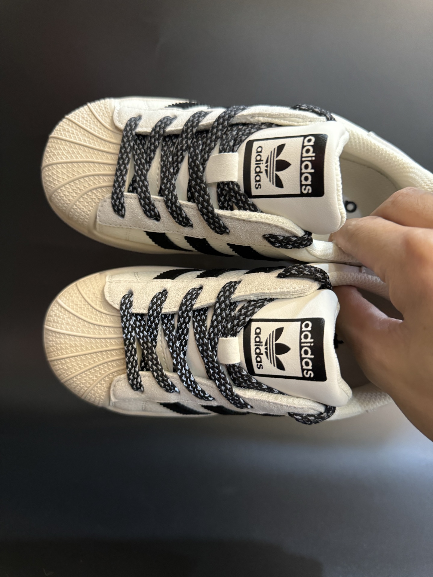 图片[2]-AD贝壳头联名头层皮儿童板鞋男女童鞋休闲鞋 尺码：22–37码 超百搭的新款联名贝壳头🆕 优质头层皮面料，质感满分💯 橡胶耐磨防滑大底，脚感超赞👍🏻-选品中心