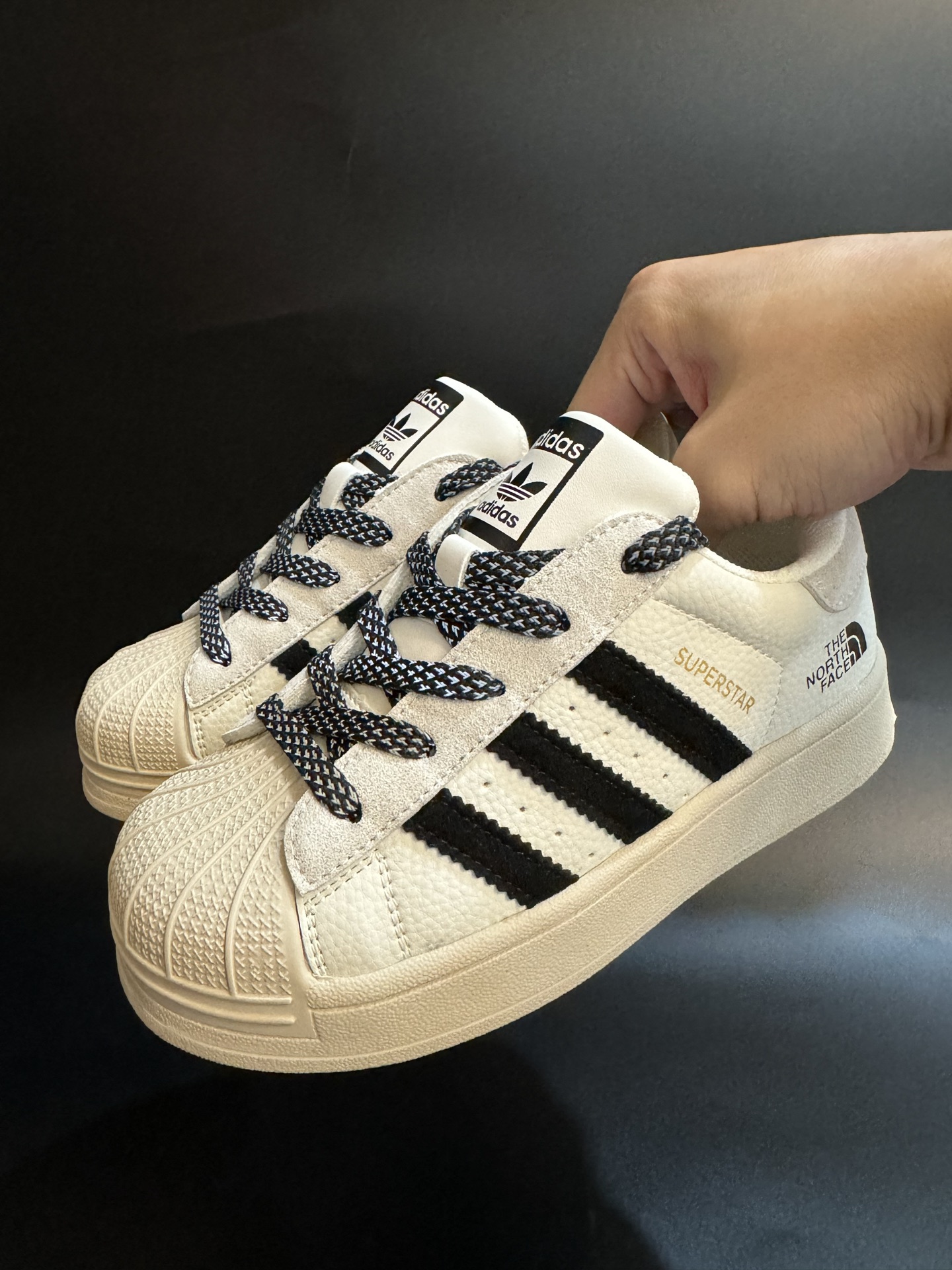 AD贝壳头联名头层皮儿童板鞋男女童鞋休闲鞋 尺码：22–37码 超百搭的新款联名贝壳头🆕 优质头层皮面料，质感满分💯 橡胶耐磨防滑大底，脚感超赞👍🏻-选品中心