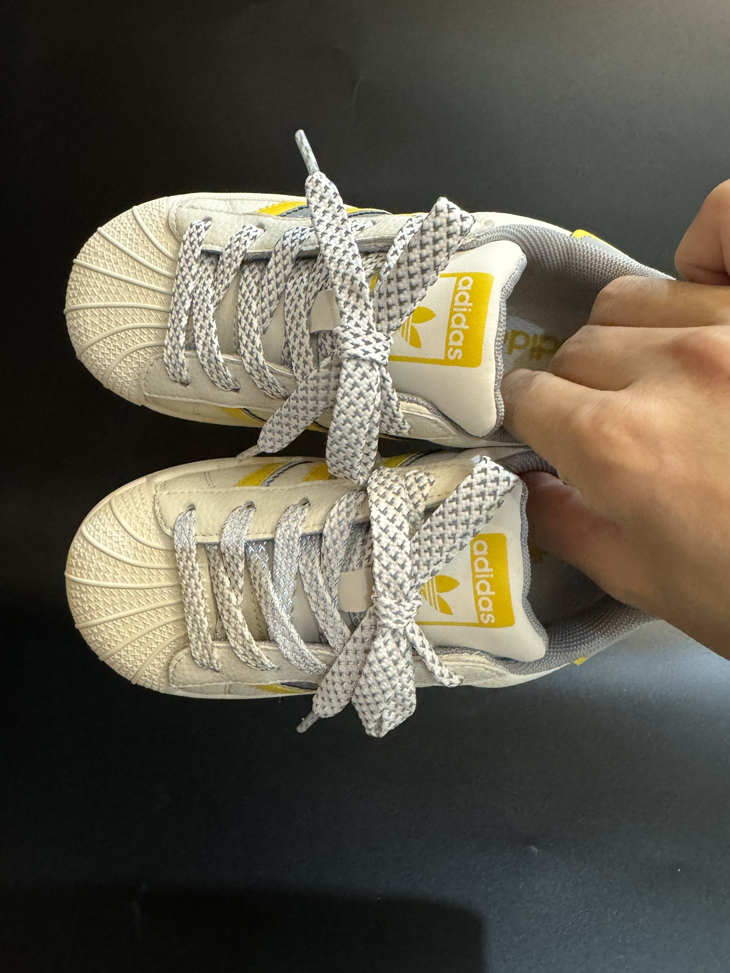 图片[2]-AD贝壳头联名头层皮儿童板鞋男女童鞋休闲鞋 尺码：22–37码 超百搭的新款联名贝壳头🆕 优质头层皮面料，质感满分💯 橡胶耐磨防滑大底，脚感超赞👍🏻-选品中心