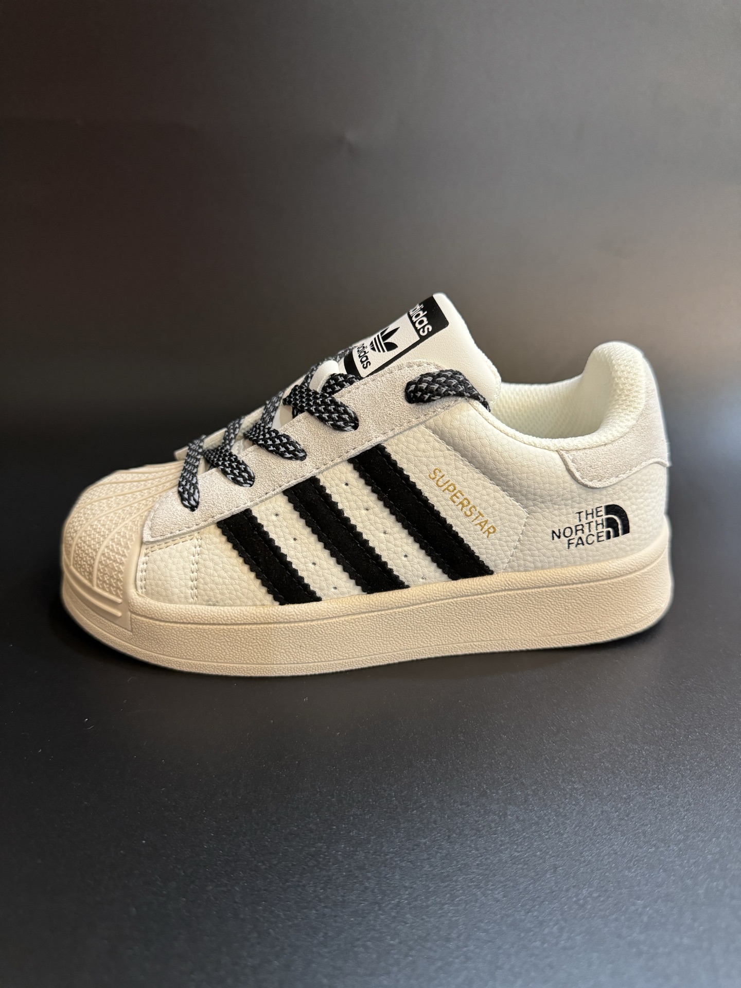 图片[3]-AD贝壳头联名头层皮儿童板鞋男女童鞋休闲鞋 尺码：22–37码 超百搭的新款联名贝壳头🆕 优质头层皮面料，质感满分💯 橡胶耐磨防滑大底，脚感超赞👍🏻-选品中心