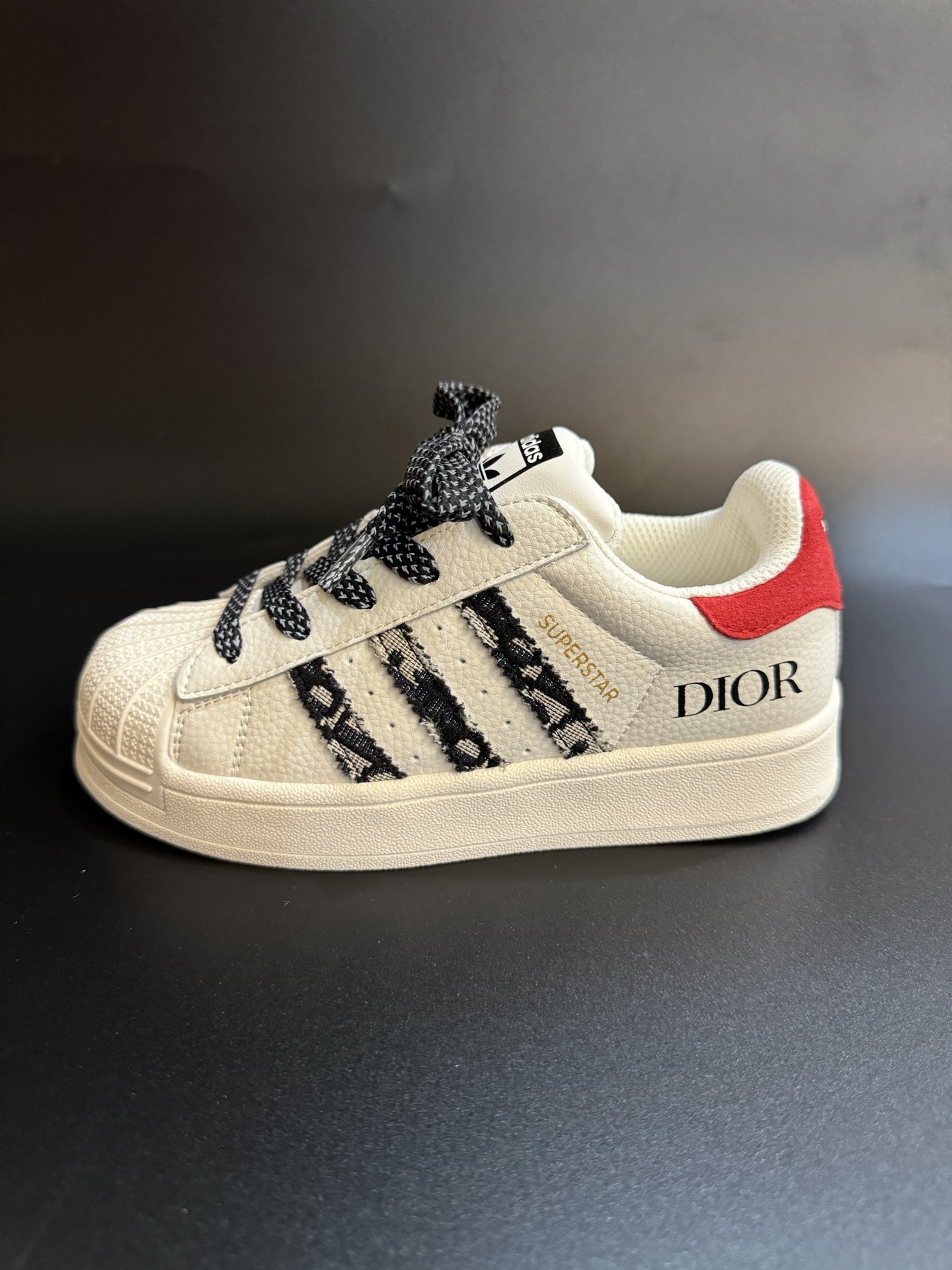 AD贝壳头联名头层皮儿童板鞋男女童鞋休闲鞋 尺码：22–37码 超百搭的新款联名贝壳头🆕 优质头层皮面料，质感满分💯 橡胶耐磨防滑大底，脚感超赞👍🏻-选品中心