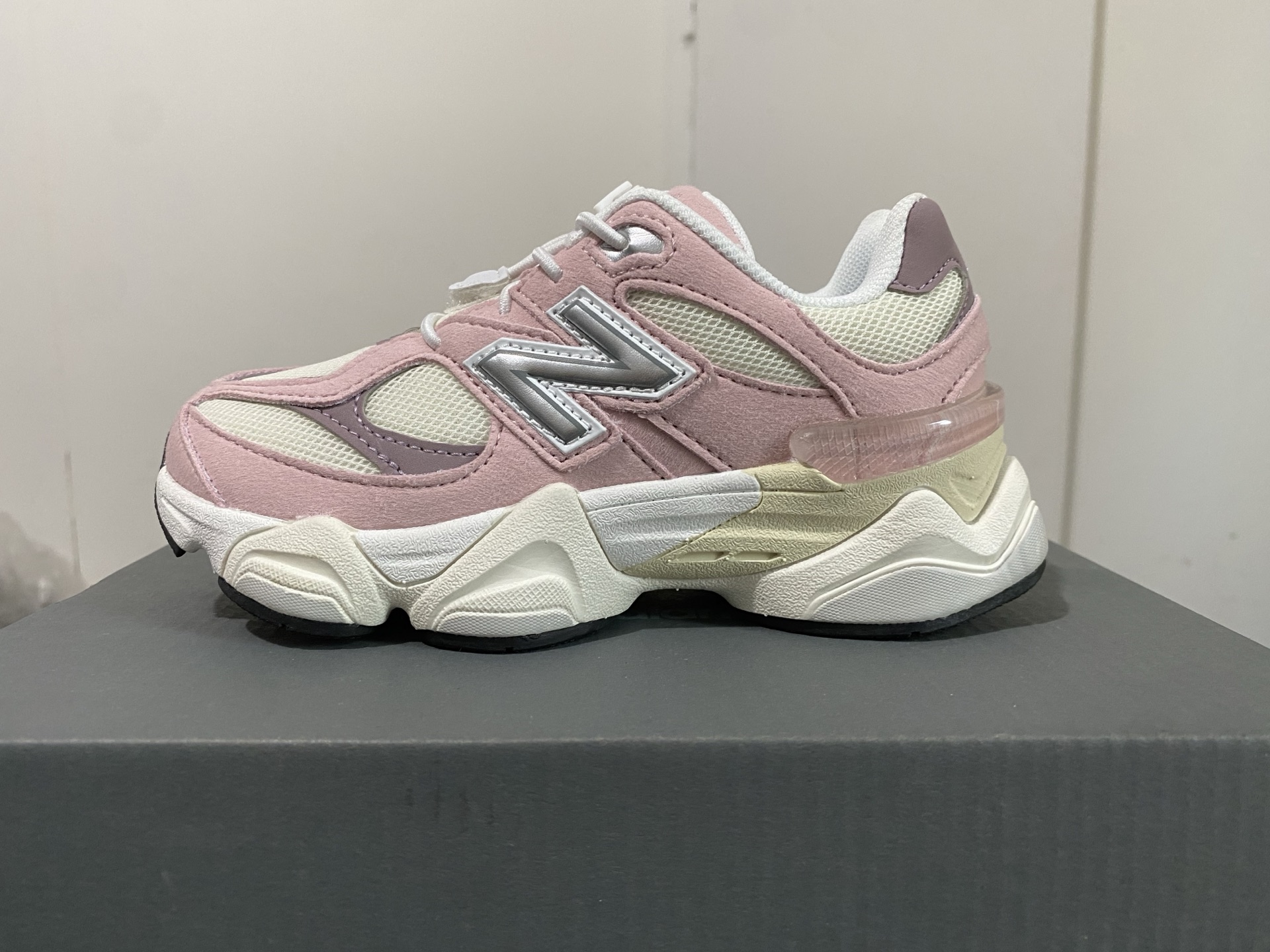 新色出放 NB9060松紧扣儿童老爹运动鞋 尺码：24-37码 经典NB9060老爹款🆕 松紧扣设计，附赠一对鞋带，穿脱方便✌🏻 老爹款式设计，百搭又时髦✨-选品中心