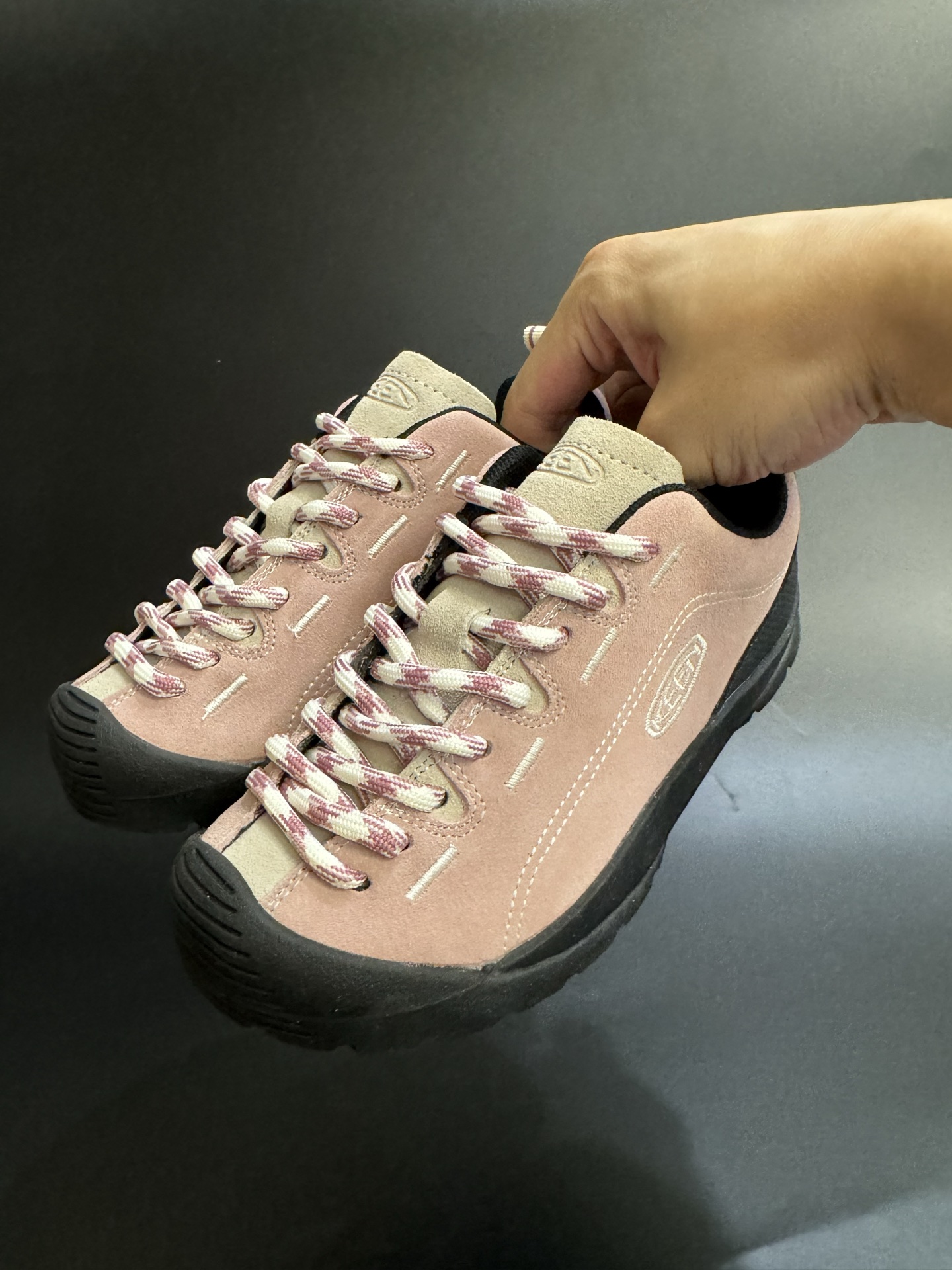 KEEN潮牌一代户外登山童鞋徒步登山运动鞋童鞋 户外登山运动 萌宝必备童鞋🔥 优质麂皮面料，防水材质✌🏻 橡胶耐磨防滑大底，脚感超赞👍🏻 丑萌丑萌的超可爱😍 尺码：26-37-选品中心