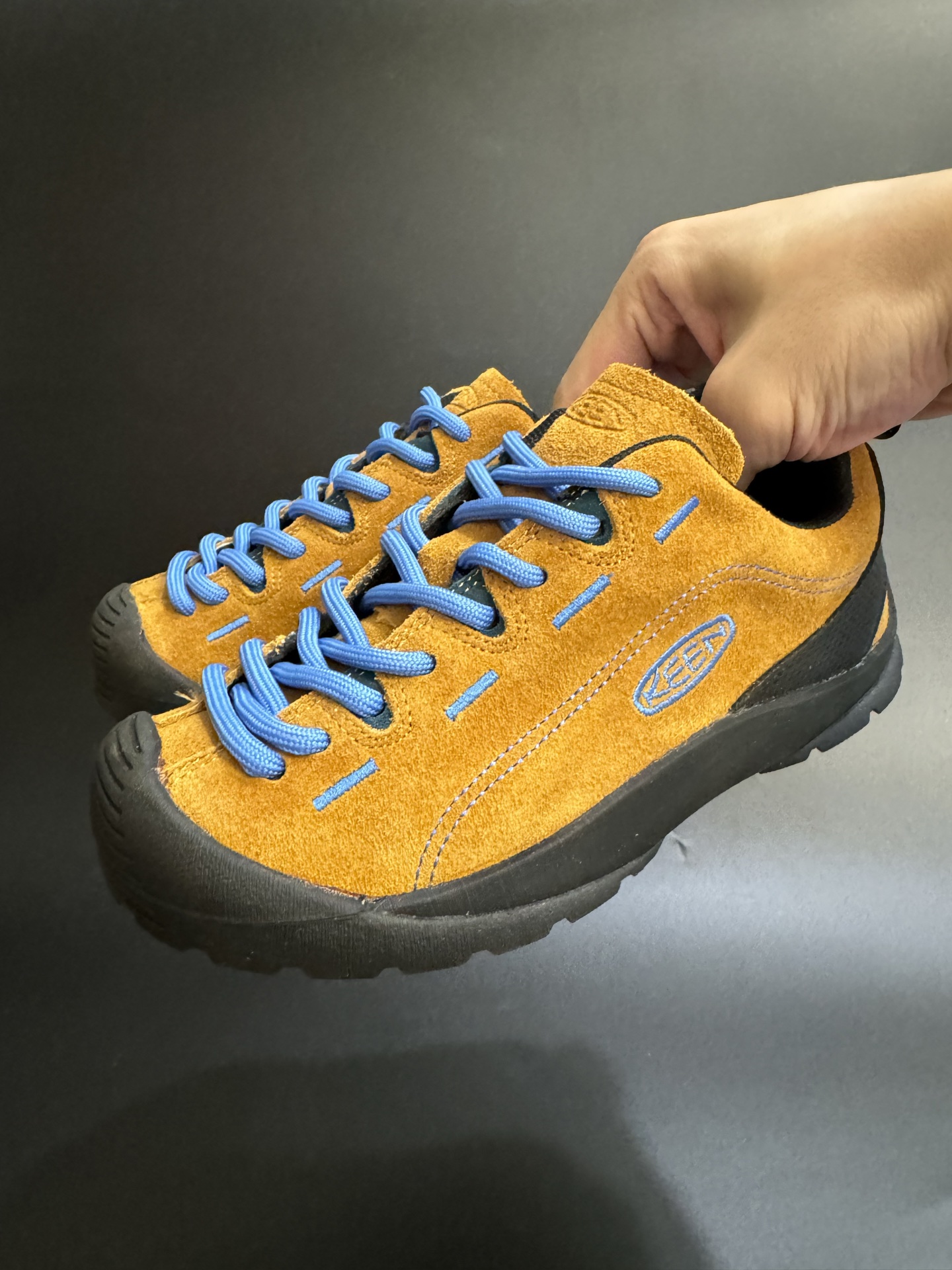 KEEN潮牌一代户外登山童鞋徒步登山运动鞋童鞋 户外登山运动 萌宝必备童鞋🔥 优质麂皮面料，防水材质✌🏻 橡胶耐磨防滑大底，脚感超赞👍🏻 丑萌丑萌的超可爱😍 尺码：26-37-选品中心