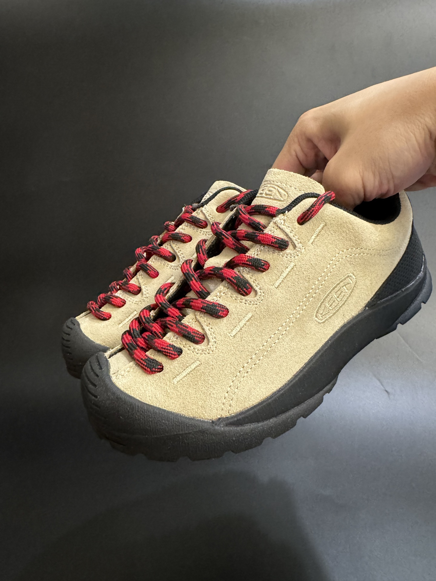 KEEN潮牌一代户外登山童鞋徒步登山运动鞋童鞋 户外登山运动 萌宝必备童鞋🔥 优质麂皮面料，防水材质✌🏻 橡胶耐磨防滑大底，脚感超赞👍🏻 丑萌丑萌的超可爱😍 尺码：26-37-选品中心