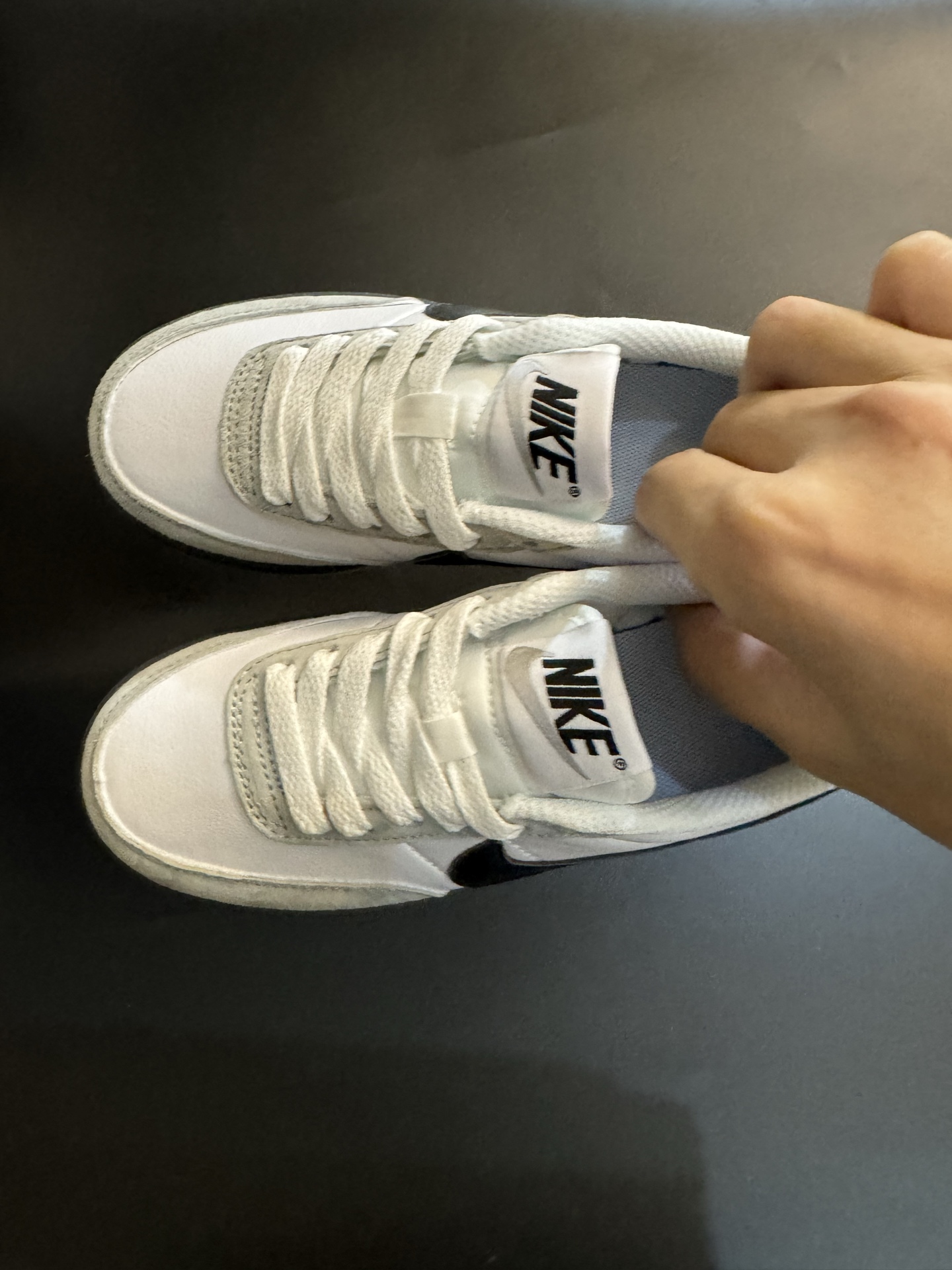 NO:338625,Nike Trail Blazers Children's Shoes Lace-up Sports Shoes This trendy Trail Blazers shoes that coexist with fashion and comfort, its wear-resistant soles and high-quality materials ensure that the small foot is always comfortable, suitable for all kinds of daily activities, making it a perfect choice for children's sneakers enthusiasts. Size 24-37, Nike series, sneakers,19860909耐克开拓者童鞋系带运动鞋板鞋 这款时尚与舒适并存的开拓者潮流鞋,其耐磨鞋底和优质材料确保小脚始终舒适,适合各种日常活动,使其成为儿童运动鞋爱好者的完美选择. 尺码24-37,耐克系列,sneakers,,Children's