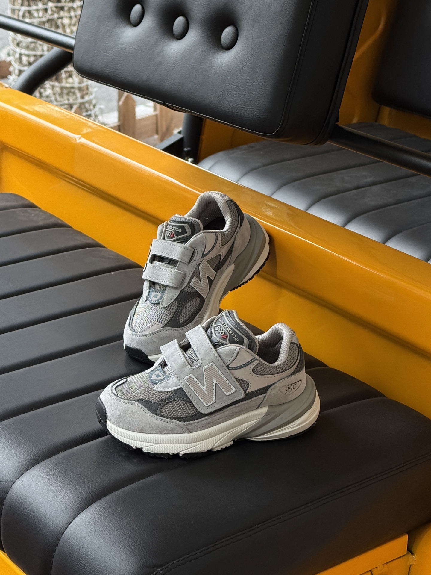 图片[9]-王炸爆款NB990 V6魔术贴童鞋. 新百L 990 高端美产系列经典复古休闲运动慢跑鞋，采用上乘猪麂皮结合网眼材质制作鞋身👏同时保留了双层填充鞋领、侧身「N」字 Logo、皮革后跟皮牌与 TPU 鞋跟设计，并搭载招牌 ENCAP 橡胶大底确保穿着舒适性👍尺码26-37 .-选品中心