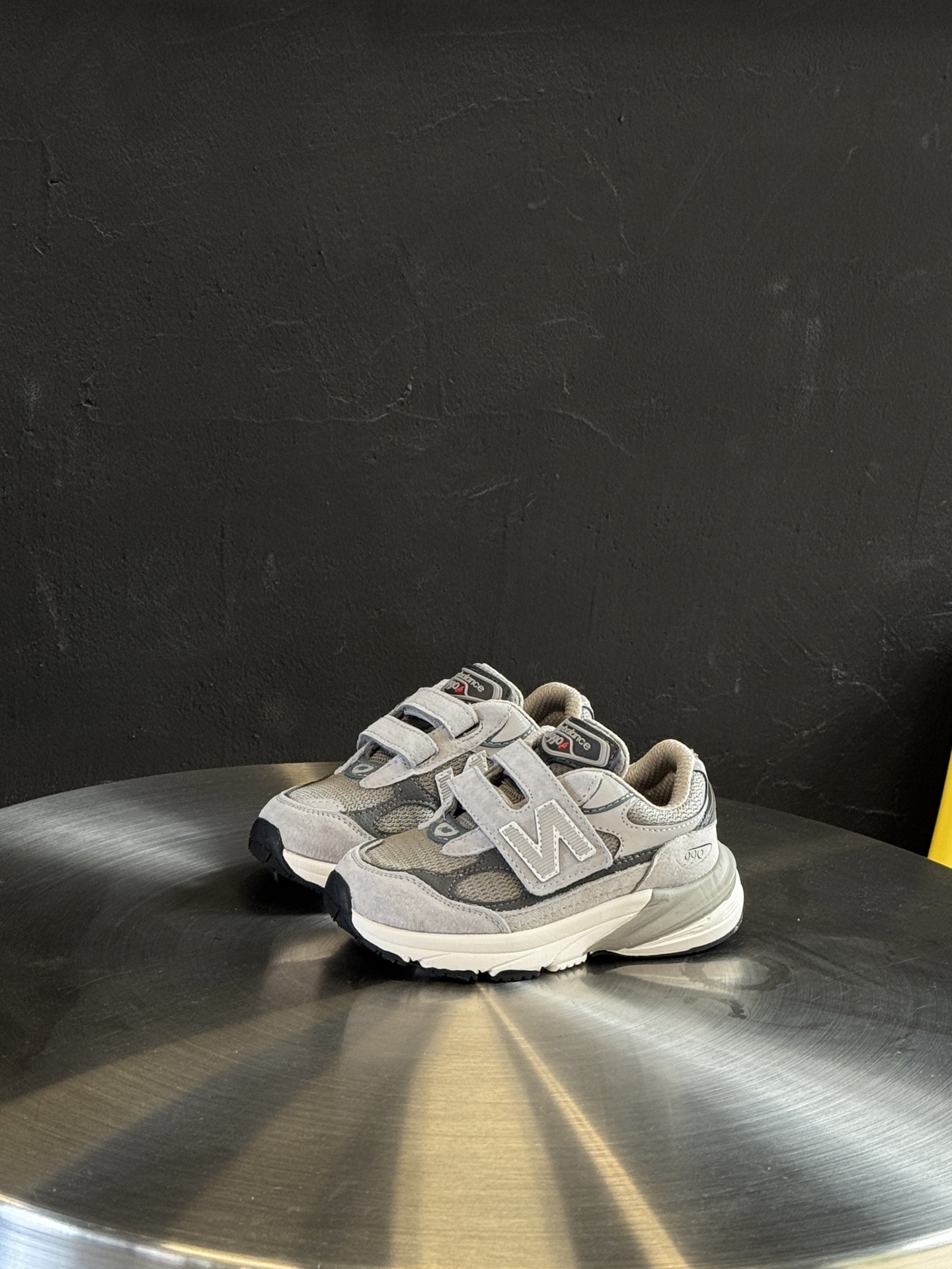 图片[3]-王炸爆款NB990 V6魔术贴童鞋. 新百L 990 高端美产系列经典复古休闲运动慢跑鞋，采用上乘猪麂皮结合网眼材质制作鞋身👏同时保留了双层填充鞋领、侧身「N」字 Logo、皮革后跟皮牌与 TPU 鞋跟设计，并搭载招牌 ENCAP 橡胶大底确保穿着舒适性👍尺码26-37 .-选品中心