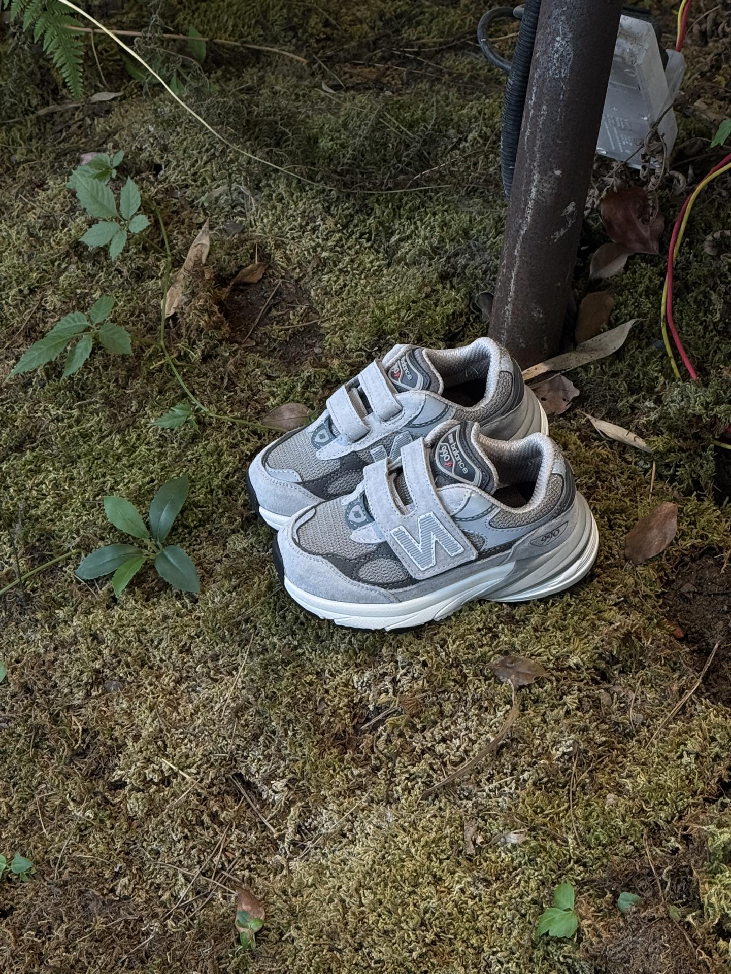 图片[8]-王炸爆款NB990 V6魔术贴童鞋. 新百L 990 高端美产系列经典复古休闲运动慢跑鞋，采用上乘猪麂皮结合网眼材质制作鞋身👏同时保留了双层填充鞋领、侧身「N」字 Logo、皮革后跟皮牌与 TPU 鞋跟设计，并搭载招牌 ENCAP 橡胶大底确保穿着舒适性👍尺码26-37 .-选品中心