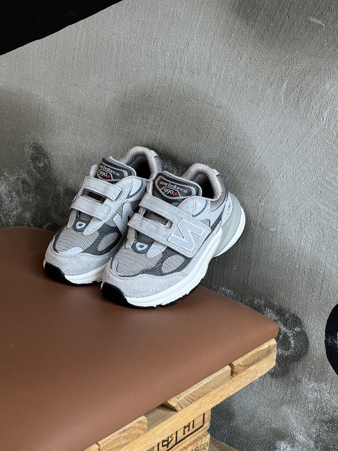 图片[5]-王炸爆款NB990 V6魔术贴童鞋. 新百L 990 高端美产系列经典复古休闲运动慢跑鞋，采用上乘猪麂皮结合网眼材质制作鞋身👏同时保留了双层填充鞋领、侧身「N」字 Logo、皮革后跟皮牌与 TPU 鞋跟设计，并搭载招牌 ENCAP 橡胶大底确保穿着舒适性👍尺码26-37 .-选品中心