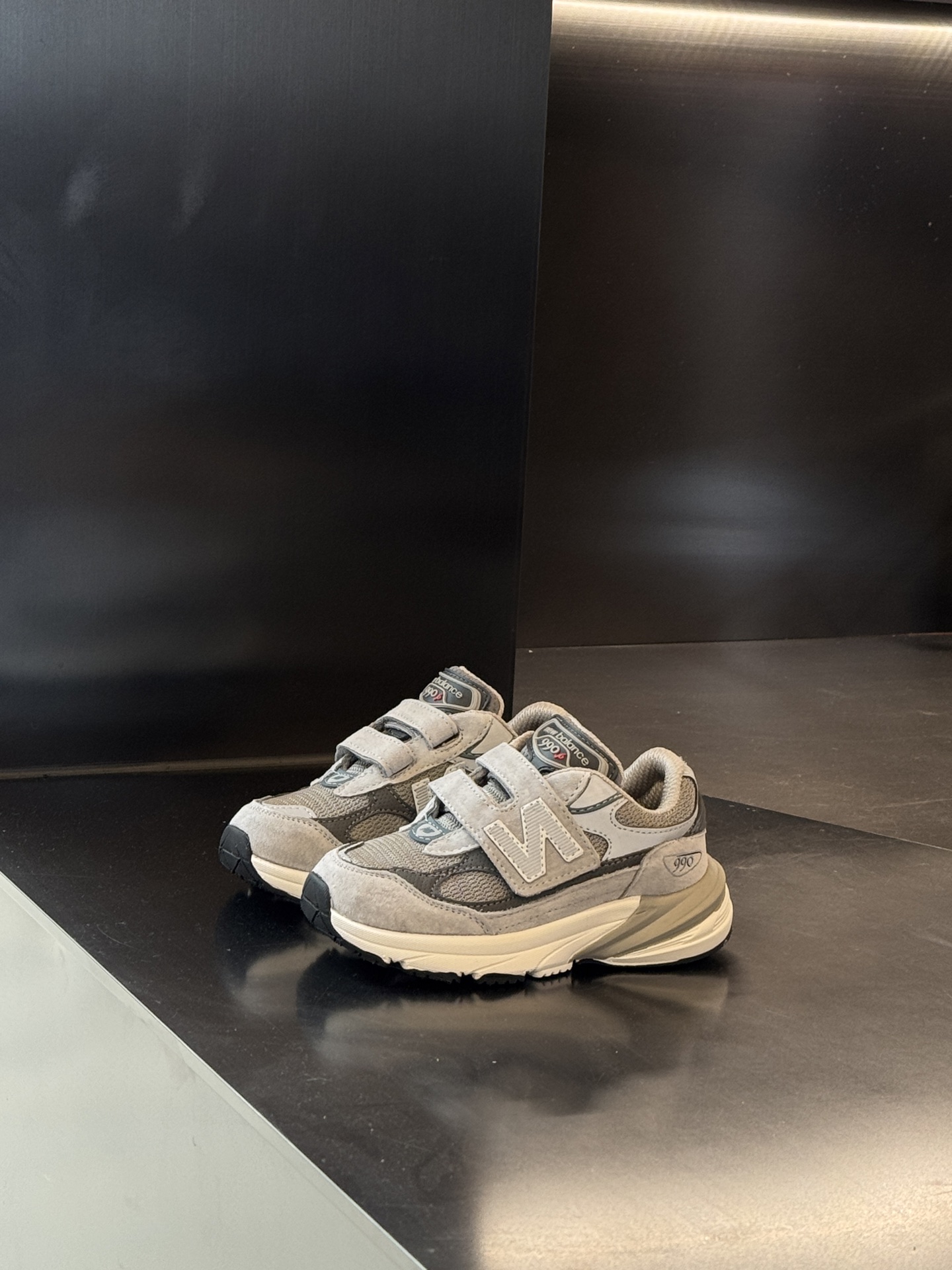 王炸爆款NB990 V6魔术贴童鞋. 新百L 990 高端美产系列经典复古休闲运动慢跑鞋，采用上乘猪麂皮结合网眼材质制作鞋身👏同时保留了双层填充鞋领、侧身「N」字 Logo、皮革后跟皮牌与 TPU 鞋跟设计，并搭载招牌 ENCAP 橡胶大底确保穿着舒适性👍尺码26-37 .-选品中心