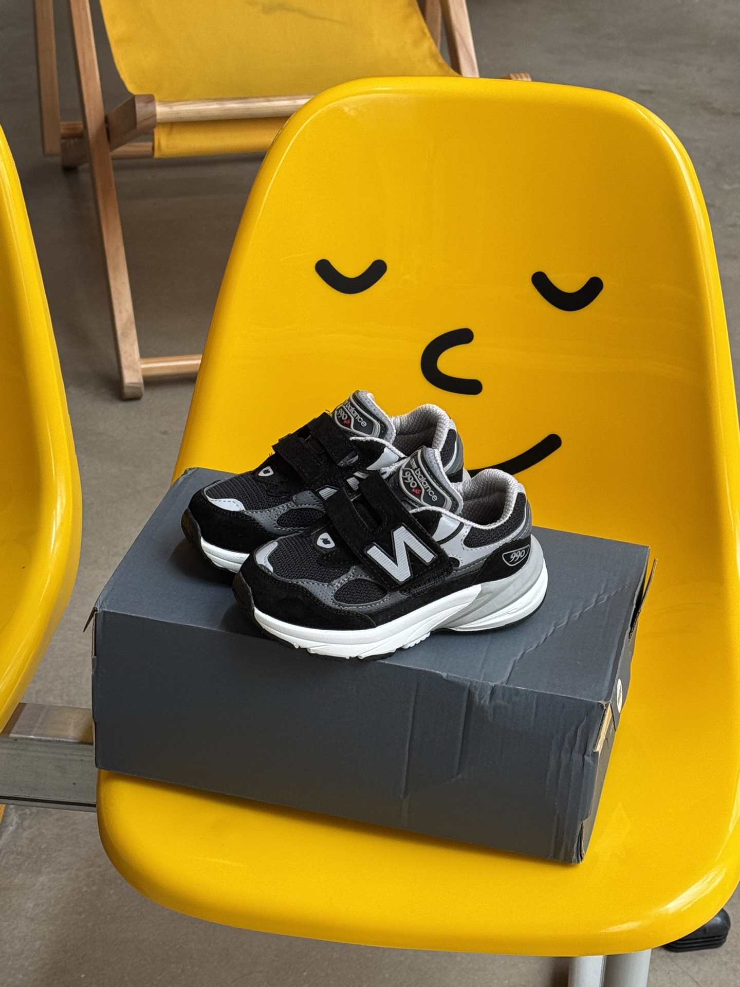 图片[5]-王炸爆款NB990 V6魔术贴童鞋. 新百L 990 高端美产系列经典复古休闲运动慢跑鞋，采用上乘猪麂皮结合网眼材质制作鞋身👏同时保留了双层填充鞋领、侧身「N」字 Logo、皮革后跟皮牌与 TPU 鞋跟设计，并搭载招牌 ENCAP 橡胶大底确保穿着舒适性👍尺码26-37 .-选品中心