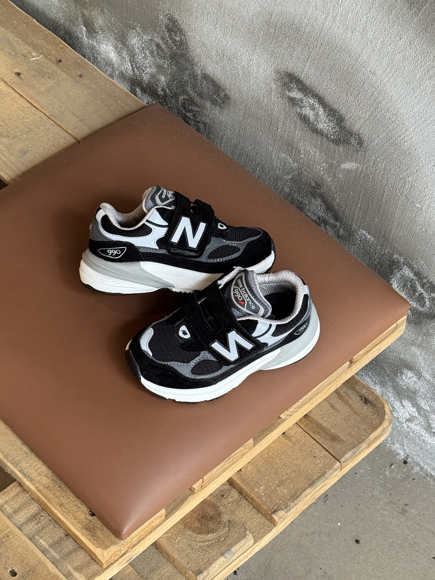 图片[3]-王炸爆款NB990 V6魔术贴童鞋. 新百L 990 高端美产系列经典复古休闲运动慢跑鞋，采用上乘猪麂皮结合网眼材质制作鞋身👏同时保留了双层填充鞋领、侧身「N」字 Logo、皮革后跟皮牌与 TPU 鞋跟设计，并搭载招牌 ENCAP 橡胶大底确保穿着舒适性👍尺码26-37 .-选品中心