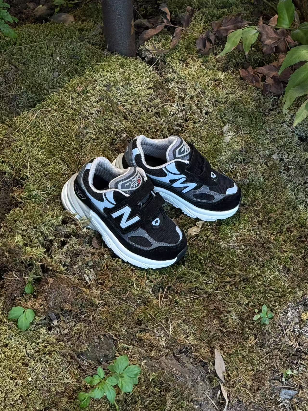 图片[7]-王炸爆款NB990 V6魔术贴童鞋. 新百L 990 高端美产系列经典复古休闲运动慢跑鞋，采用上乘猪麂皮结合网眼材质制作鞋身👏同时保留了双层填充鞋领、侧身「N」字 Logo、皮革后跟皮牌与 TPU 鞋跟设计，并搭载招牌 ENCAP 橡胶大底确保穿着舒适性👍尺码26-37 .-选品中心