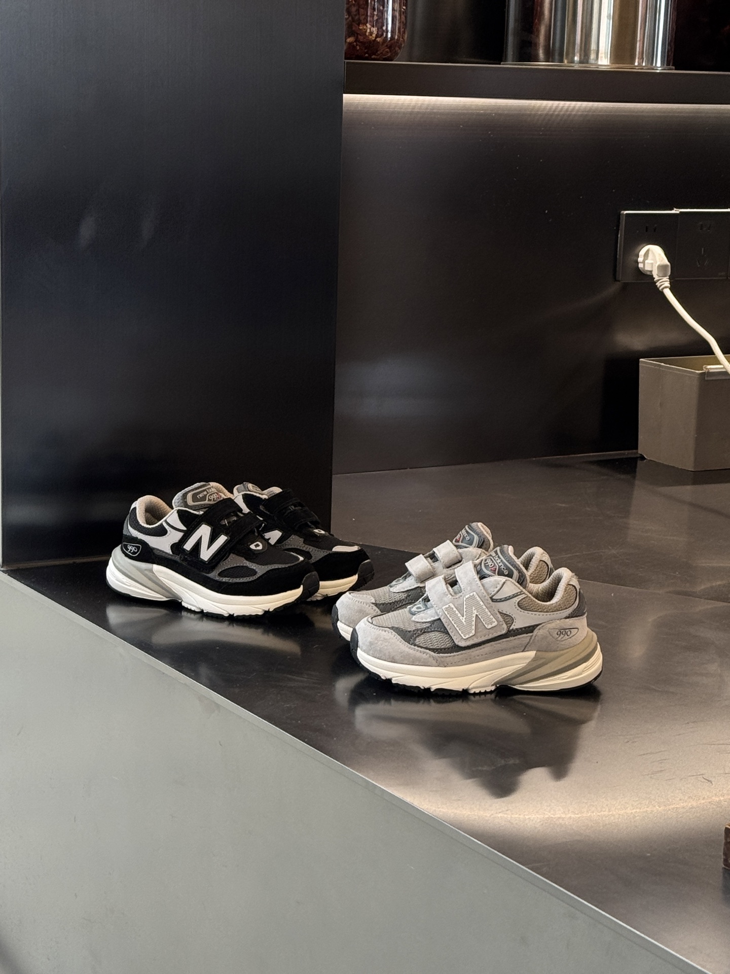 图片[7]-新色出货 王炸爆款NB990 V6猪八皮魔术贴童鞋 新百L 990 高端美产系列经典复古休闲运动慢跑鞋，采用上乘猪麂皮结合网眼材质制作鞋身👏同时保留了双层填充鞋领、侧身「N」字 Logo、皮革后跟皮牌与 TPU 鞋跟设计，并搭载招牌 ENCAP 橡胶大底确保穿着舒适性👍尺码26-37-选品中心