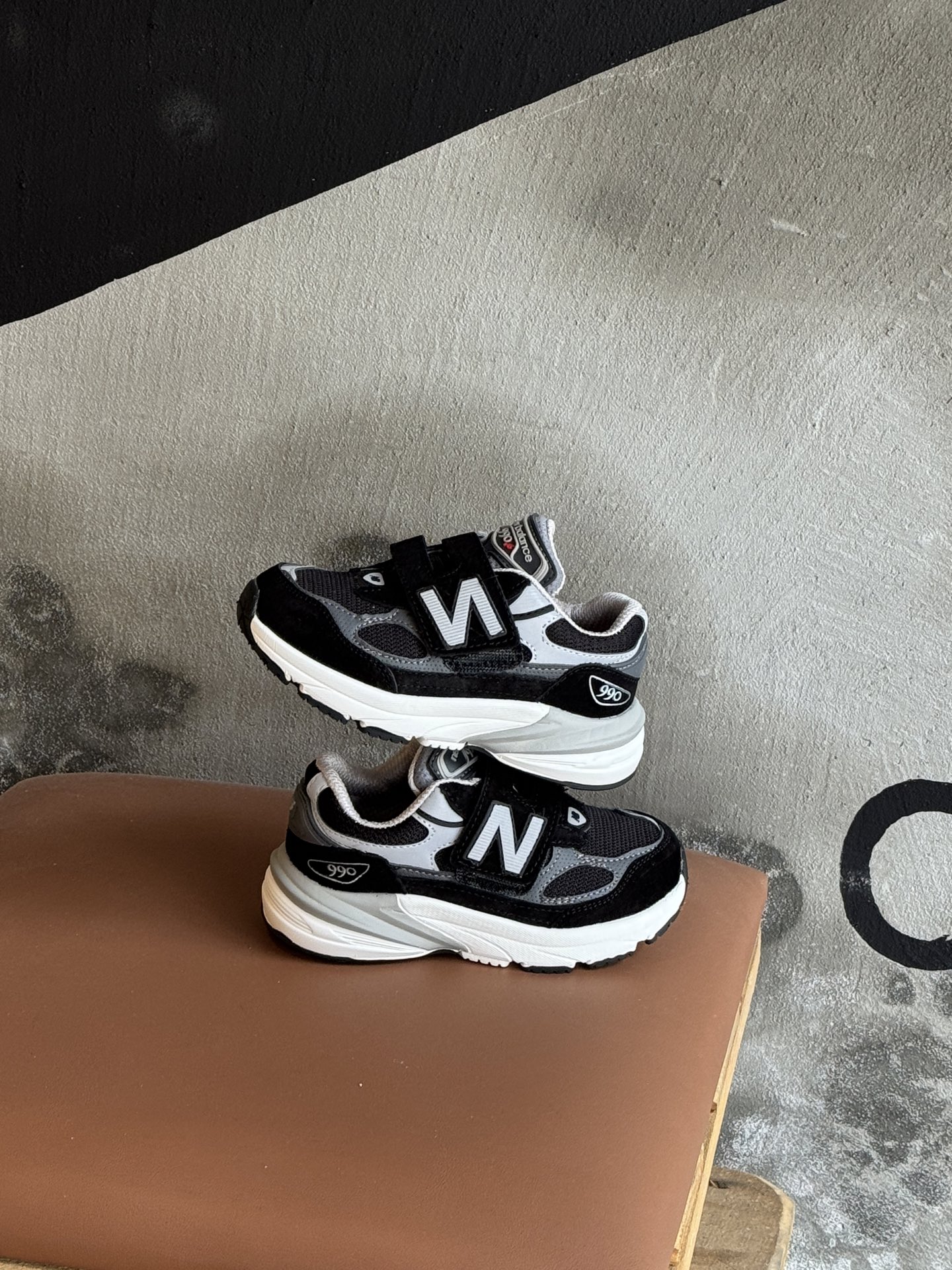 图片[4]-王炸爆款NB990 V6魔术贴童鞋. 新百L 990 高端美产系列经典复古休闲运动慢跑鞋，采用上乘猪麂皮结合网眼材质制作鞋身👏同时保留了双层填充鞋领、侧身「N」字 Logo、皮革后跟皮牌与 TPU 鞋跟设计，并搭载招牌 ENCAP 橡胶大底确保穿着舒适性👍尺码26-37 .-选品中心